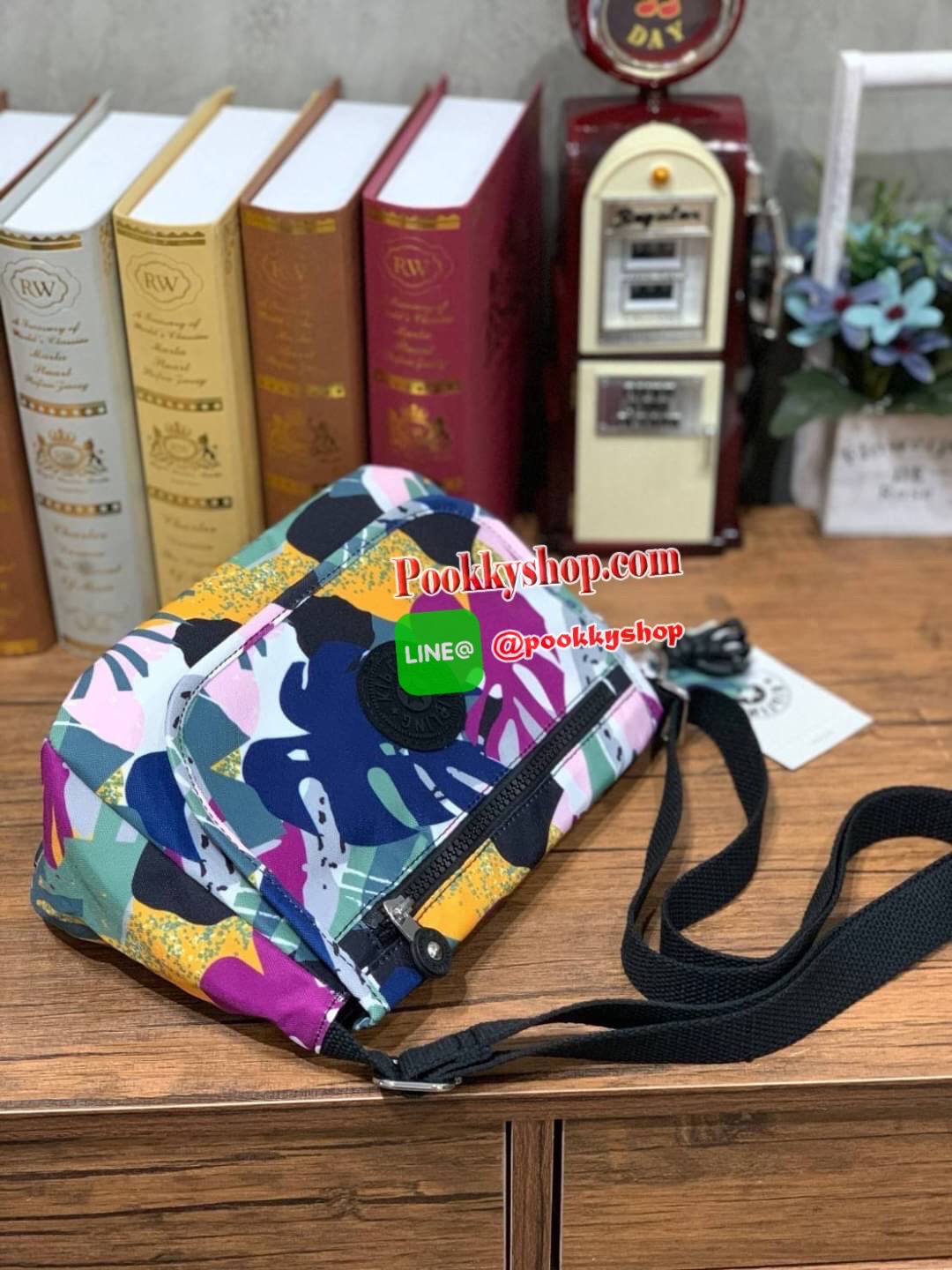 KIPLING SABIAN PRINTED CROSSBODY MINI BAG คอลเลคชั่นใหม่จากpac-man สำหรับสาวๆที่ชื่นชอบกระเป๋าสะพายข้าง ขนาดกำลังดี สะพายได้ทั้งสายคู่และสายเดี่ยว เปิดปิด2ชั้นด้วยกระดุมแม่เหล็กและซิป ภายในกว้างใส่กระเป๋าสตางค์ยาว มินิไอแพคและของจุกจิกอื่นๆได้ สายสะพายปรั