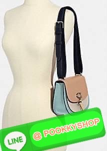 COACH REMI SADDLE BAG IN COLORBLOCK ((1330)) พร้อมส่งที่ไทยอีกครั้ง! กระเป๋าสะพายข้าง//ครอสบอดี้ร์//หรือทบเป็นสายคู่สะพายไหล่ได้ค่ะ แล้วแต่ชอบเลยค่ะ! วัสดุหนังแท้ ลายหนังสวยมากๆค่ะรุ่นนี้ หลงรักแน่นอน💋 🎀ด้านหน้ามีอะไหล่โลโก้ตัวC มีพู่ห้อยน