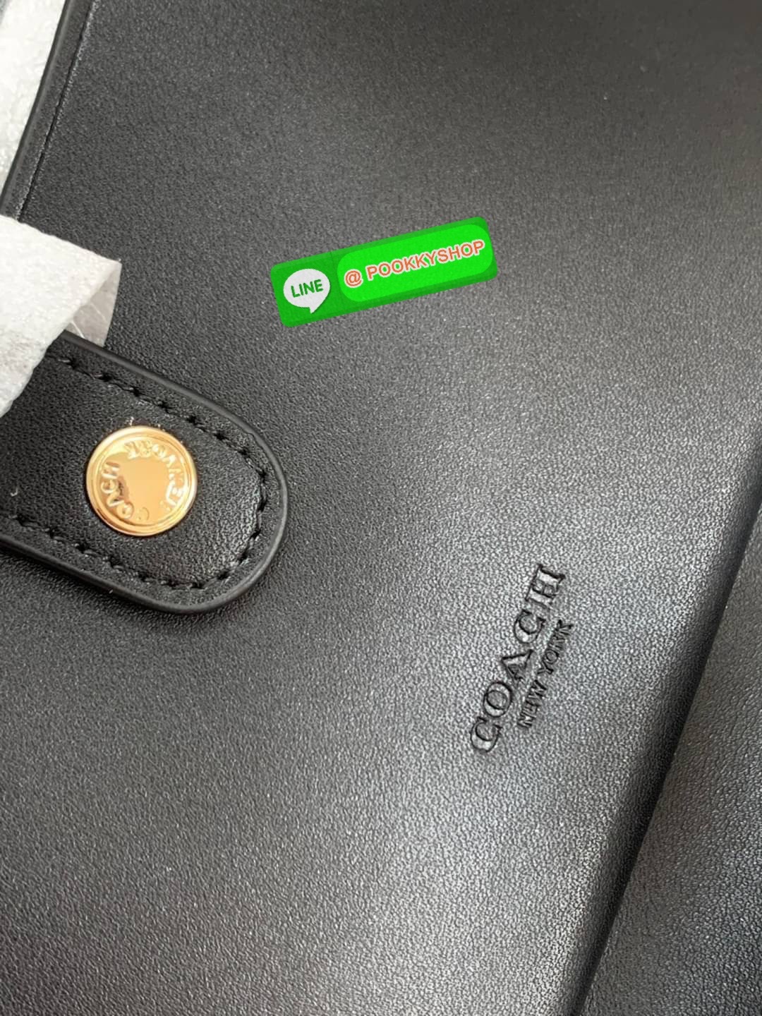 COACH TECH WALLET IN COLORBLOCK SIGNATURE ((C2874)) ✔️กระเป๋าเงินใบยาว หนังแท้ พร้อมสายคล้องมือในตัวค่ะ ✔️เปิดปิดด้านหน้าแบบฝากระดุม ภายในมีช่องใส่ธนบัตร2ช่อง ;สามารถใส่มือถือ iphone 10 xs max ได้เลยค่ะ ✔️มีช่องเสียบธนบัตร7ช่อง;พร้อมช