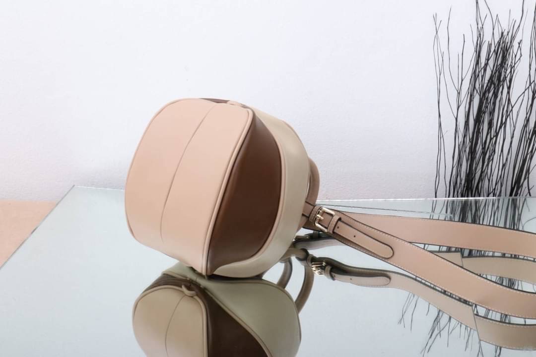 กระเป๋าลูกมะเฟืองยอดฮิต ดาราเซเลปใช้กันเยอะมาก งานตั้งใจผลิตกว่าจะได้มา แก้งานข้ามปี หลายรอบเพื่อความเป๊ะ งานสวยหนังสวย แถมฟรี!! ที่ห้อยลายดอกไม้ โอ้ย!!สวยเป๊ะขนาดนี้จะพลาดได้งัย