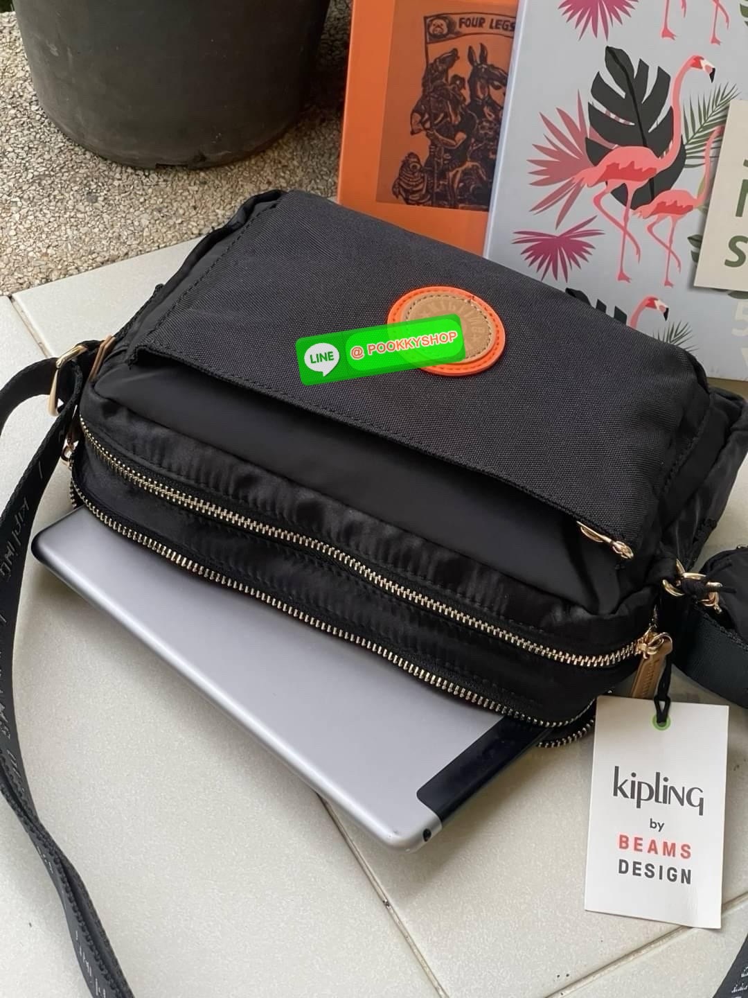 Kipling by BEAMS Design Abanu crossbody กระเป๋าสะพายไหล่ที่มีดีไซน์จากนักครีเอเตอร์ชื่อดังในประเทศญี่ปุ่น ทำให้ช่วยเพิ่มความโมเดิร์นไม่ตกเทรนด์ให้กับลุคเครื่องแต่งกายของคุณมากขึ้น ตัวกระเป๋ามีขนาดเล็กกะทัดรัดแต่สามารถใส่ของที่จำเป็นได้ ไม่ว่าจะเป็นโทรศัพท