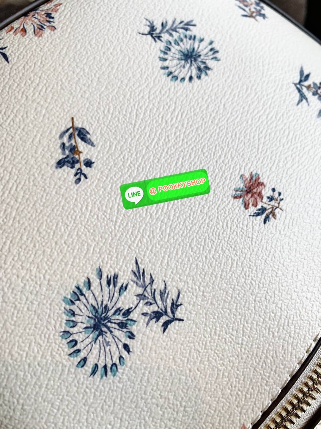 NEW IN! COACH JORDYN BACKPACK ((C1804//3011)) ไม่มียังไงไหว ต้องบอกว่าน้องสวยมากๆค่า! กระเป๋าสะพายหลังแบบมีหูหิ้ว หนังแแท้สวยค่ะ ❤️ทั้งใบปริ้นลายดอกไม้ สวยเด่ด สะดุดตาเลยทีเดียวค่ะ ด้านหน้ามีช่องซิปใส่มือถือหรือของจุกจิกลงไปได้ค่ะ เปิด-ปิดกระเป๋าแบ