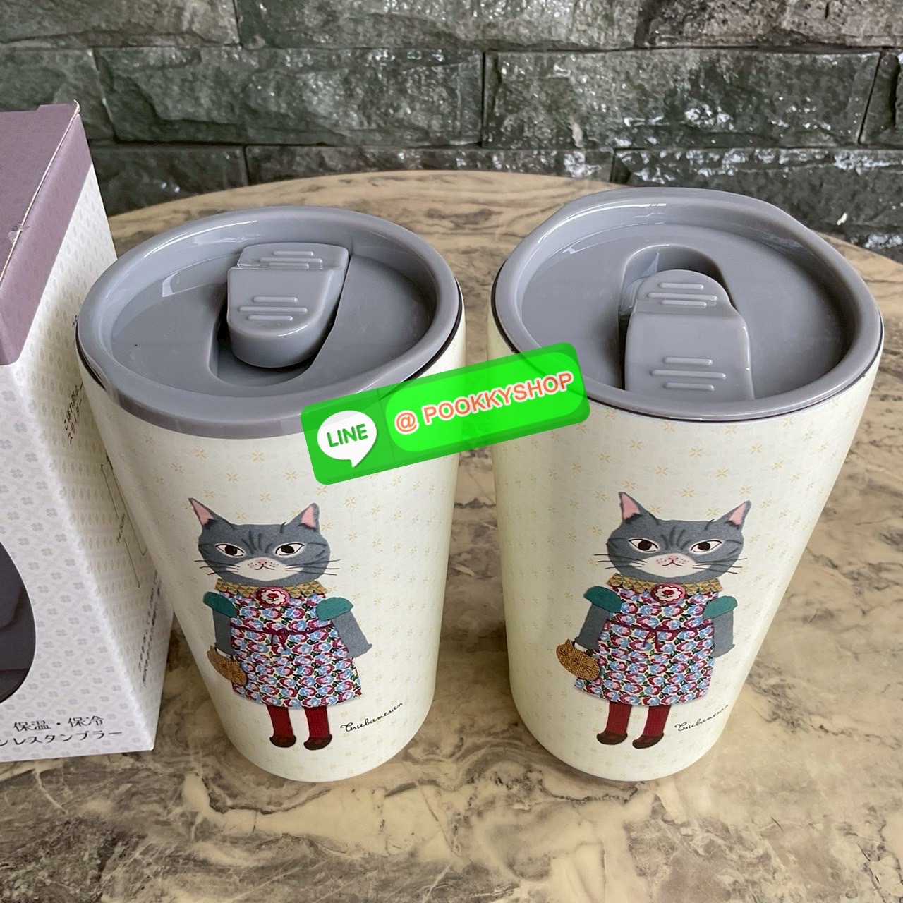 kusuguru Japan Stainless Tumbler Cup แก้วน้ำสแตนเลส ปริมาณสุทธิ 400 ml มาพร้อมกับลายแมวญี่ปุ่นน่ารักๆ แก้วพิมพ์ลาย แมว 2 ด้าน ด้านหน้า และ ด้านหลังแก้วค่ะ เก็บความร้อนเย็นได้ยาวนาน 12 ชม. มีฉนวนกันร้อน/เย็น โครงสร้างคู่สูญญากาศ มีฝาปิด แถบเลื่อนป้องกันน้ำ