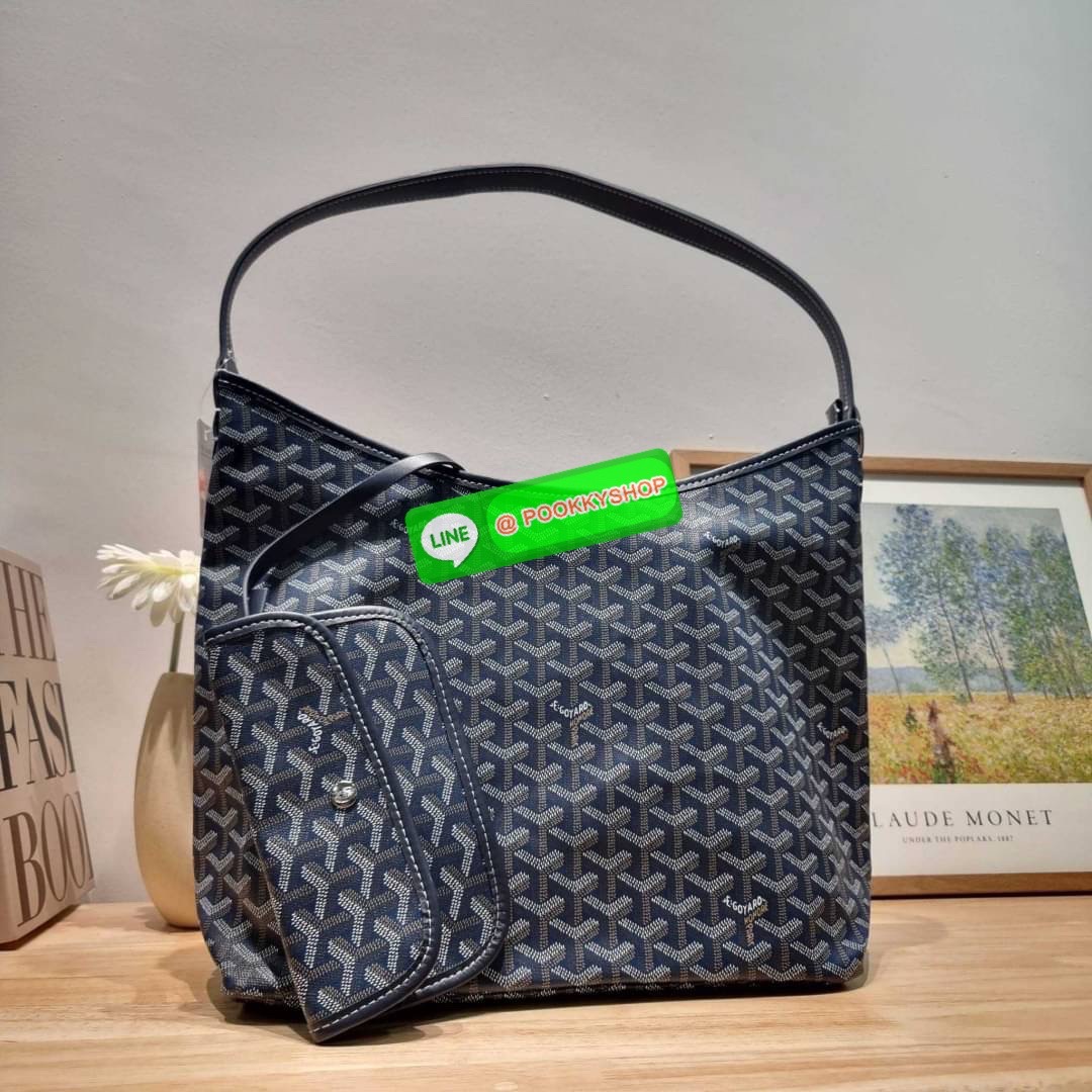GOYARD BOHEME HOBO BAG ใหม่สุดคุ้ม กับกระเป๋าสะพายทรงโฮโบ ใบใหญ่จุใจ!! มาครบสีขายดี เลิศทุกสี รูปทรงคลาสสิค ดีไซน์เป็นเอกลักษณ์ วัสดุหนังแคนวาสพิมพ์ลายสวยคม ปากกระเป๋ามีซิปเปิด-ปิดกันของหล่นได้ ภายในโล่งกว้างมาก มาพร้อมสายคล้องในตัว ทนทาน สะพายสวยๆได้ทุกว