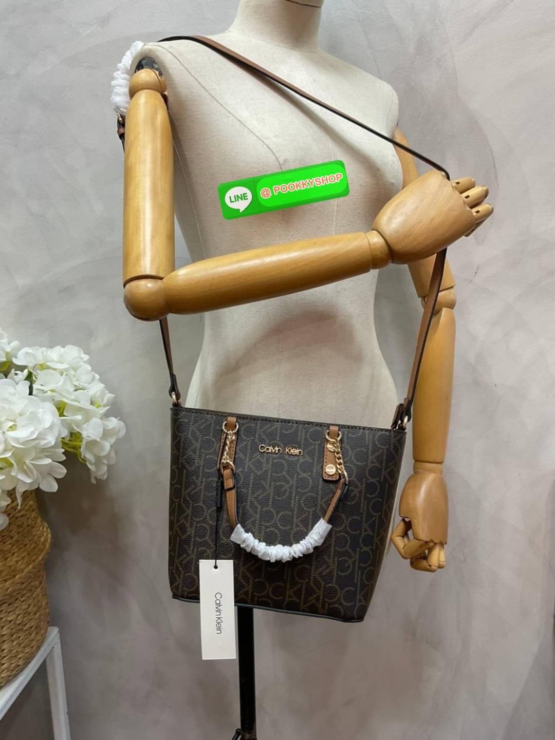 Calvin Klein Monogram Shopping Bag คอลเลคชั่นใหม่ล่าสุด ของมันต้องมี สวยหรูดูแพงมาก สำหรับรุ่นนี้!!! กระเป๋าถือ/สะพาย Crossbody รุ่นใหม่ชนช้อป รุ่นยอดนิยม วัสดุ PVC คุณภาพดี น้ำหนักเบา ด้านหน้าประดับด้วยโลโก้แบรนด์ ตัวกระเป๋าลาย monogram สวยหรู รอบใบ มาพร