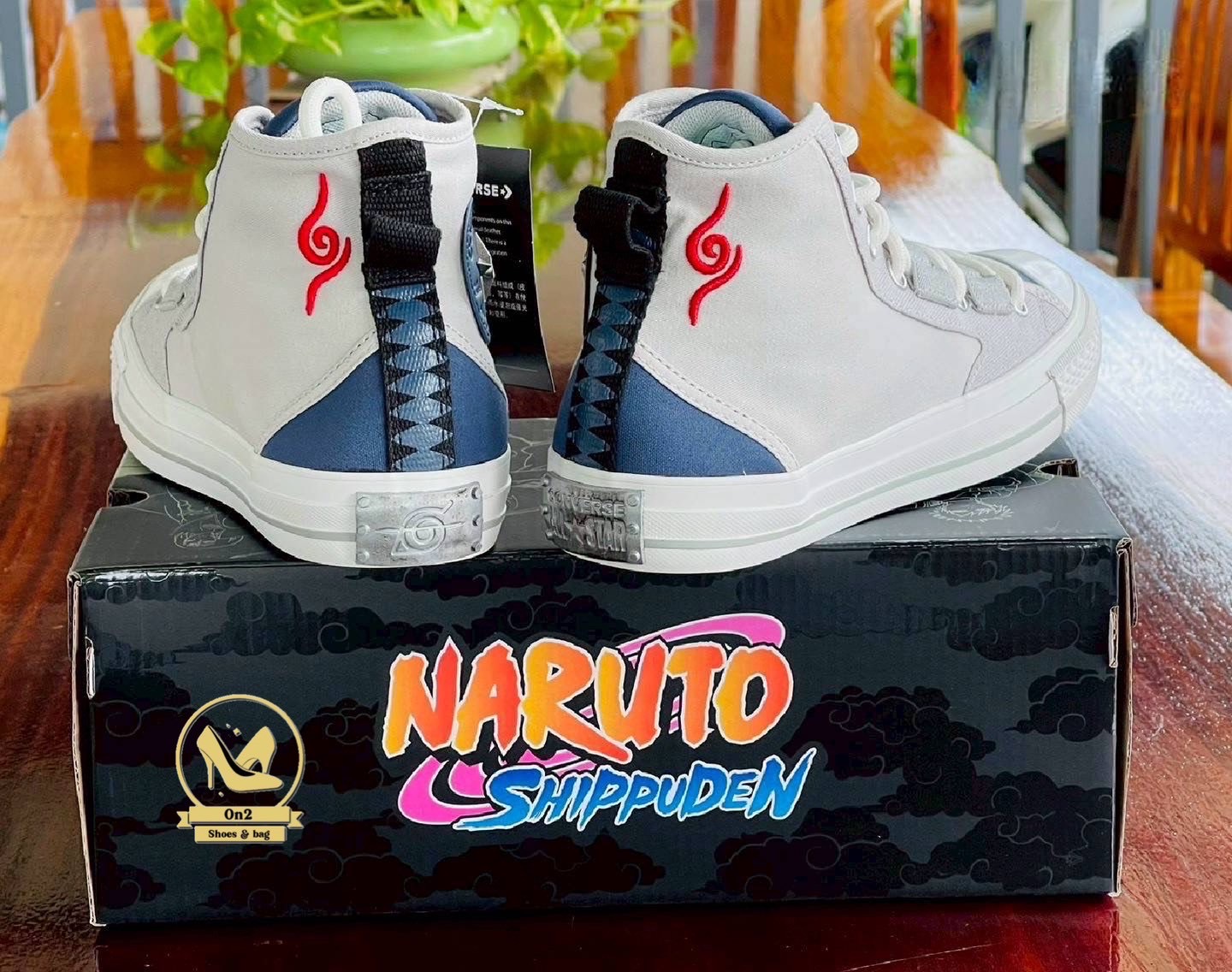 รองเท้าคอลแลบระหว่าง Converse กับแอนิเมะ Naruto Shippuden ซึ่งออกแบบมาโดยเฉพาะ โดยแต่ละรุ่นจะได้แรงบันดาลใจจากตัวละครต่าง ๆ เช่น Naruto, Sasuke, Gaara ฯลฯ ที่ถูกถ่ายทอดผ่านสีสันและลวดลายบนรองเท้าอย่างชัดเจน ถ้าคุณเป็นแฟนของ Naruto และอยากได้รองเท้าที่สวย