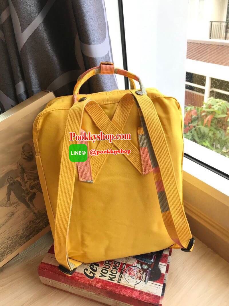 Classic มีกล่องแบรนด์ Kanken backpack รุ่น Classic แบรนด์ดังจากสวีเดนที่นิยมกันมากในหมู่วัยรุ่น กระเป๋าเป้ที่มีน้ำหนักเบา แต่มีความทนทาน และช่องว่างต่างๆมากขึ้น มีซิปหน้าสำหรับใส่ของกระจุกกระจิก และหูหิ้วทั้งด้านหน้าและด้านหลัง สำหรับการหิ้วถือได้สะดวก ใส