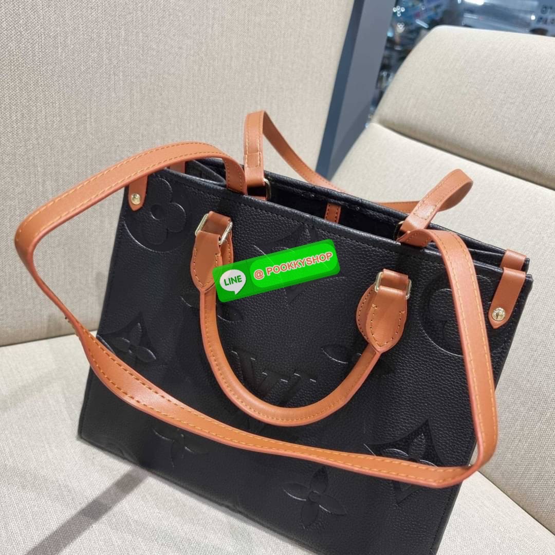 New arrival!! LV crossbody tote bag ดีไซน์สวยคม สมราคา ดูแพงไปอีก ด้วยดีเทลลายของหนัง crossgrain กระเป๋าทรงโท้ทจากเคาน์เตอร์ dutyfree คลาสสิค ผู้ดียืนหนึ่ง โทนสีใช้งานง่าย แมทช์ได้ทุกลุค มาพร้อมหูจับในตัว แบบหูหิ้ว และหูยาวสำหรับสะพายไหล่ เก๋มาก ชิคมาก ภา