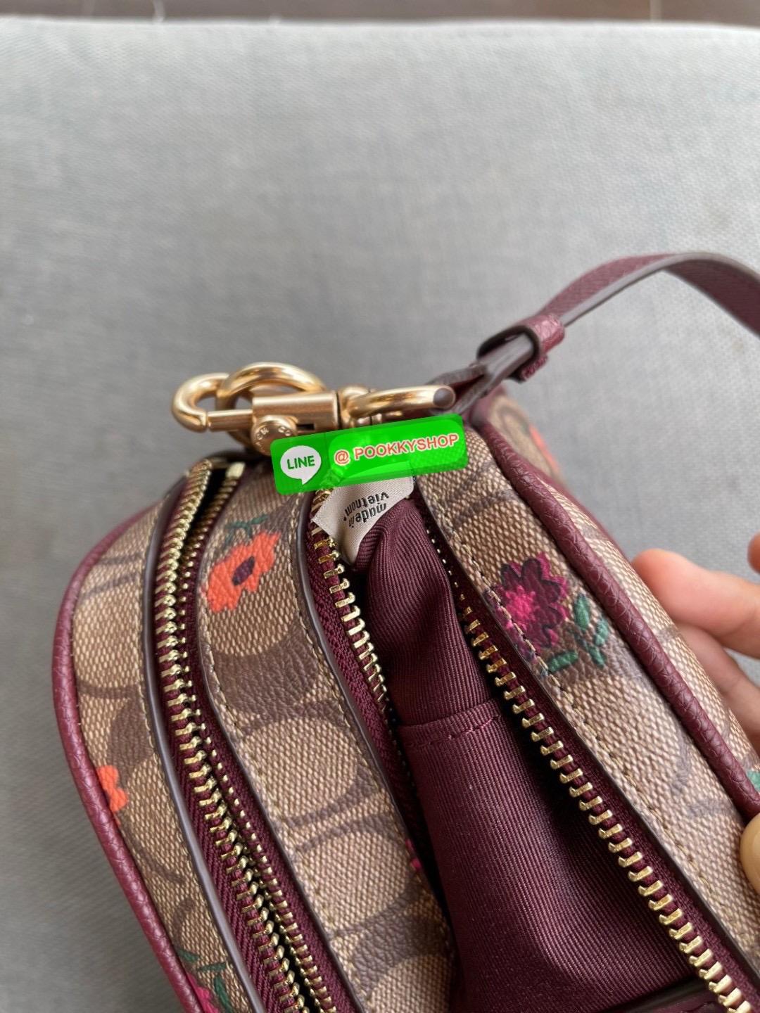 Coach JES CROSSBODY IN SIGNATURE CANVAS (COACH C5800) WHITE FLOWER PRINT /BLACK BROWN MULTI/LIGHT GOLD Product details | Signature coated canvas with smooth leather details| Inside multifunction pocket| Double zip closure, fabric lining| Outside slip pock