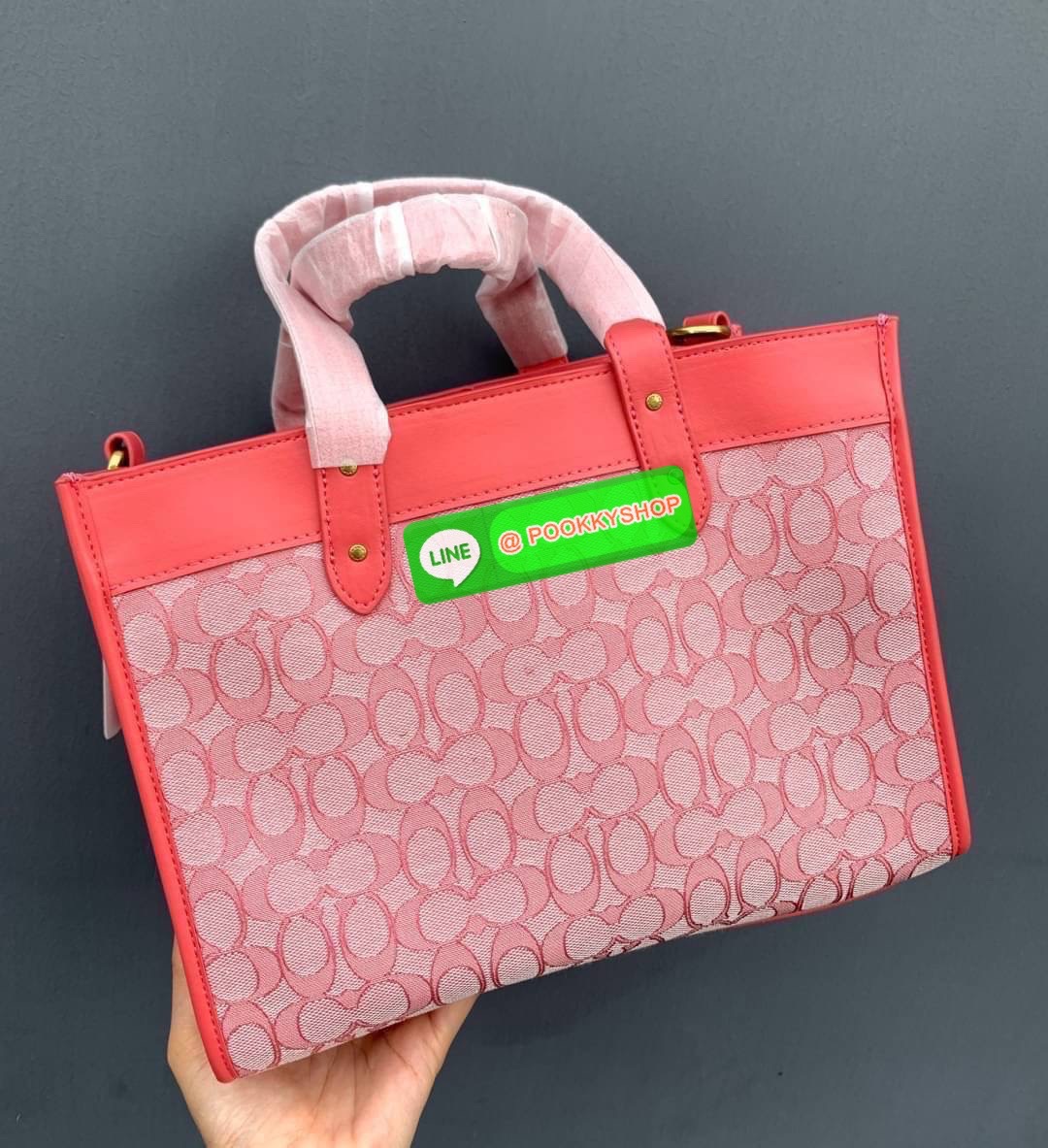 COACH TOTE FIELD JACQUARD BAG ((C3282)) กระเป๋าหิ้ว//สะพายข้าง JacquardลายC+หนังแท้ สวยงามลงตัวมากๆค่ะ ปากกระเป๋าเปิดปิดแบบกระดุมแม่เหล็ก ภายในกว้าง สาวๆที่สัมภาระเยอะบอกเลยเหมาะมากค่ะ