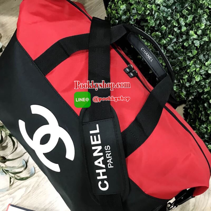 Restock! CHANEL VIP GIFT Large Travel Bag กระเป๋าเดินทาง Gift With Purchase รุ่น Limited พรีเมี่ยมกิ๊ฟของเเท้จาก Chanel Perfumes Counter วัสดุ NYLON เนื้อหนาสีทูโทนดำแดงสกรีนโลโก้ด้านหน้า เปิดปิดด้วยซิป หัวซิปแบรนด์ ใบใหญ่จุใจ พิเศษ! มีช่องใส่รองเท้าด้านข