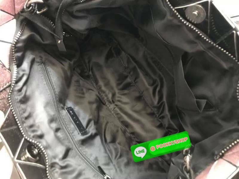 กระเป๋า ทรง Tote ตัวกระเป๋าเย็บติด ด้วยแผ่นอคิลิค สุดหรู ดีไซน์เกร๋ จุดเด่นที่ น้ำหนักเบา สามารถ ถือ หรือ สะพายไหล่ได้คะ ใบใหญุจุของคุ้ม แต่น้ำหนักเบาคะ มีใบเดียวจบ ควรมีติดตู้คะแนะนำเลย