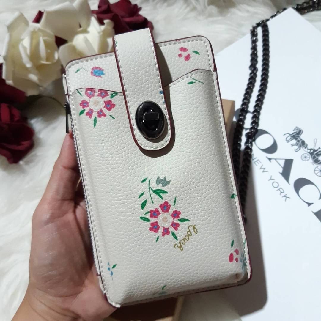 COACH 825 TURNLOCK CHAIN PHONE CROSSBODY IN BLOCKED SIGNATURE CANVAS ฮอตและปังกว่านี้ไม่มีแล้ว!! กระเป๋าเอนกประสงค์ สำหรับใส่โทรศัพท์ ใส่บัตรได้ มีช่องซิปแยกให้ด้วย ขนาดพกพาดีงาม!! 💕 ใส่โทรศัพท์ได้ทุกรุ่นน้า สายสะพายยาวประมาณ 23" (วัดจากไหล่)