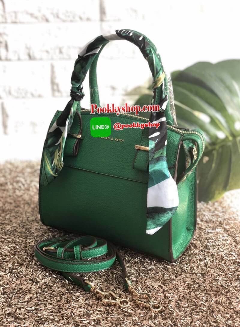 New arrival CHARLES & KEITH SCARF WRAPPED HANDLE BAG 2018 พร้อมส่งรุ่นใหม่ล่าสุด สินค้าคุณภาพ เหมาะสมราคาค่ะ!!! กระเป๋าถือหรือสะพายข้าง หนังคาร์เวีย ทรงสวยหรู หูกระเป๋ามีผ้าพันหูมาให้เก๋มากกค่ะ เปิดปิดกระเป๋าแบบซิป ภายในโล่ง ใส่ของได้พอประมาณเลยนะคะ มีช่อ