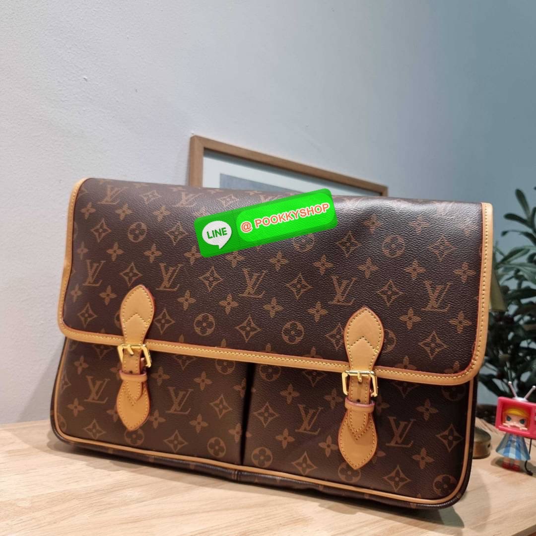 LV GIBECIERE CROSSBODY BAG กระเป๋าสะพายข้างใบใหญ่ ทรงแมสเซนเจอร์ เอาใจหนุ่มๆ ดีไซน์วินเทจ ย้อนยุค คลาสสิคไม่มีเบื่อ วัสดุหนังแคนวาส ทนทาน เปิด-ปิดด้วยสายคาดปรับระดับได้ ภายในมีช่องแบ่งเป็นสัดส่วนอย่างดี มีช่องซิป สายสะพายปรับได้ตามชอบ ใส่ของได้เลยแบบจุใจ
