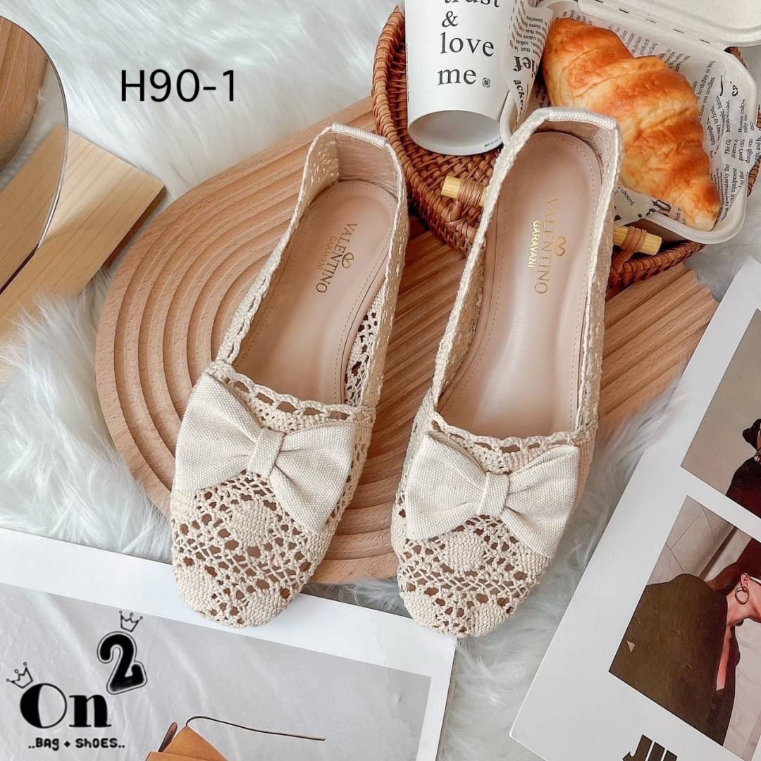 ผ้าใบลูกไม้ Valentino ลูกไม้ตัวใหม่ลายน่ารักประดับโบ สีครีมคลุมโทนใส่เข้าได้กับชุดทุกสี พื้นปั้มแบรนด์งานดีทรงสวยรีบจัดเลยจ้าก่อนหมด