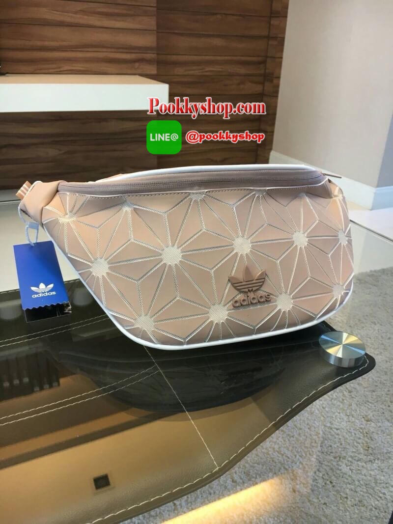 มาพร้อมถุงผ้าขาวกันฝุ่น) พร้อมเสิร์ฟความ Sport กับกระเป๋าคาดอก/คาดเอวจากแบรนด์ดัง ADIDAS MATE 3D รุ่นสุดฮิตในตอนนี้ โดดเด่นด้วยรูปทรงกะทัดรัด สายยาวปรับได้เป็นทั้งกระเป๋าคาดอกและกระเป๋าคาดเอว ด้านในใส่ของได้กำลังพอดี ใช้ได้ทั้งหญิงชายเลยคะรุ่นนี้ รีบคว้าด