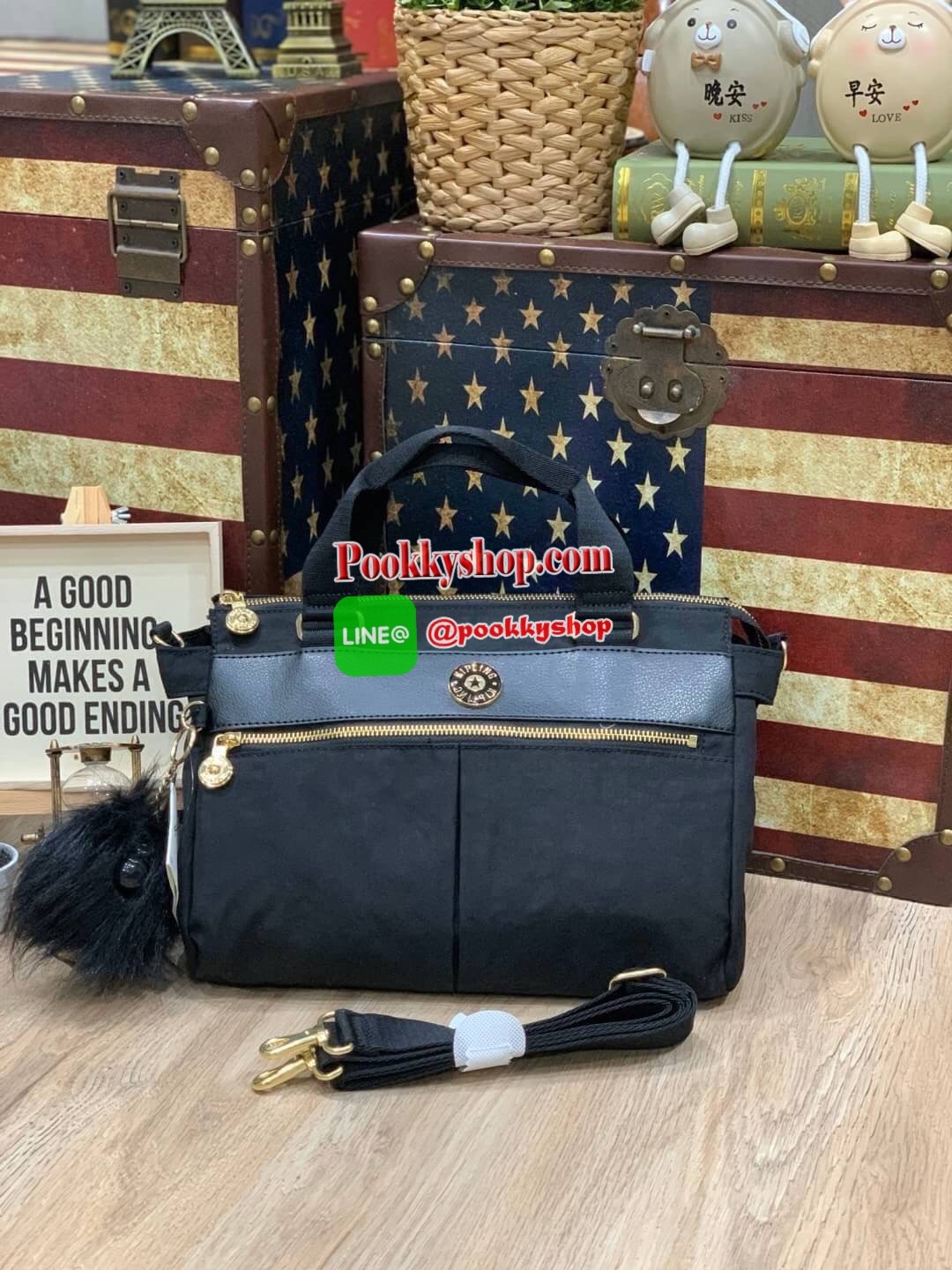 New arrival!! Kipling Kichirou BW combo Collection เปิดตัวคอลเลคชั่นใหม่จาก kipling ที่มีรุ่นและสไตล์แตกต่างกันออกไปแล้วแต่ไลฟ์สไตล์ของแต่ละบุคคล เป็นคอลเลคชั่นวัสดุpolymide100%สีดำล้วน ตัดเข้ากับอะไหล่และโลโก้ที่เป็นสีทองที่ดูแมทช์กัน ตัวโลโก้รองด้วยพื้น