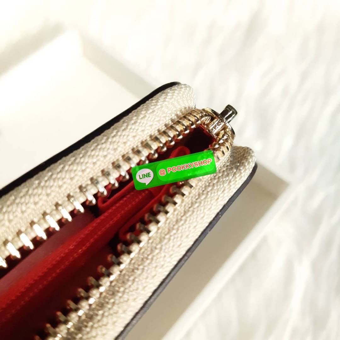 COACH F73345 ACCORDION ZIP WALLET IN SIGNATURE WITH LILY PRINT กระเป๋าสตางค์ใบยาว ลวดลายดอกลิลลี่ (lily)(lily)(lily) สีละมุนน่าใช้สุดๆ วัสดุหนังแคนวาสเคลือบ เปิด-ปิดด้วยซิปรอบ รูดใช้งานง่าย ใส่มือถือได้ ใส่บัตร ใส่ธนบัตรได้สบายๆ สวยเกินราคาแบบนี้ สาวๆห้าม