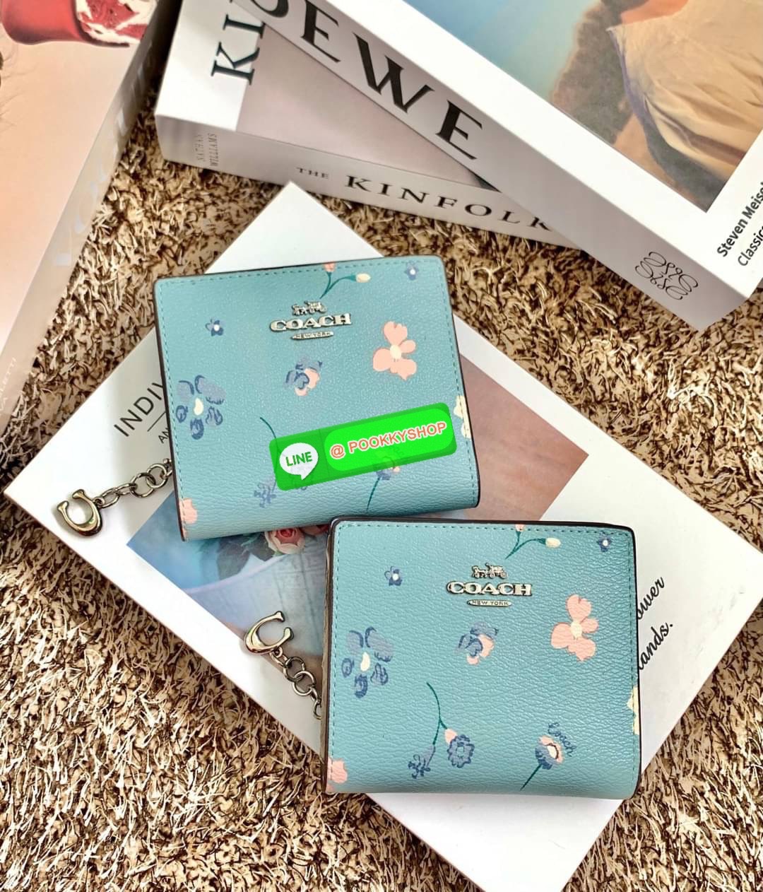 COACH SNAP WALLET ((8704//6941)) 🌍พร้อมส่ง ห้ามพลาด ก่อนหมดค่ะ! ✔️กระเป๋าเงินใบสั้น หนังแท้ แต่ละสีปริ้นลายได้สวยงาม แตกต่างกันไปค่ะ ✔️เปิด-ปิดกระเป๋าแบบกระดุม ภายในมีช่องใส่ธนบัตรตามยาว และช่องเสียบบัตร5ช่อง//มีช่องซิปแยกฝั่งห้อยด้ว