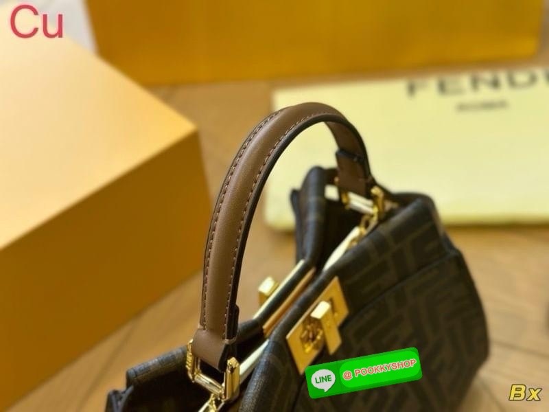 FENDI Peekaboo IseeU Petite canvas ff bag กระเป๋าสะพายหนังแคนวาส ทรงที่เป็นเอกลักษณ์ของแบรนด์ พิมพ์ลายโมโนแกรมเต็มใบ พร้อมหูจับในตัว สายสะพายยาวถอดได้ พร้อมเสิร์ฟครบเซ็ท งานจริงสวยงามเกินราคา ห้ามพลาดน้า