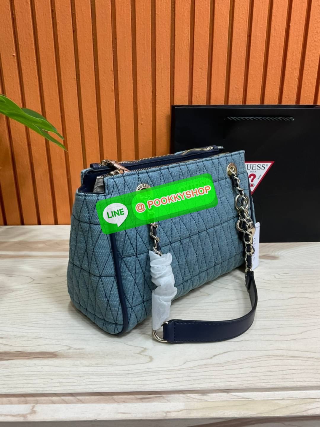 Guess Brinkley Society Satchel Bag กระเป๋าถือหรือสะพาย ขนาดกำลังดี วัสดุ Denim และ Pu หนังนิ่ม ผ้านุ่มมาก สวยอยู่ทรง มาพร้อมพวงกุญแจน่ารักๆ ถอดออกได้ ด้านหน้าประดับโลโก้แบรนด์ เปิดปิดด้วยซิป มี 2 ช่องหลักใช้งาน ภายในช่องซิปหน้าแยกเป็นสัดส่วนการใช้งาน ซิปช