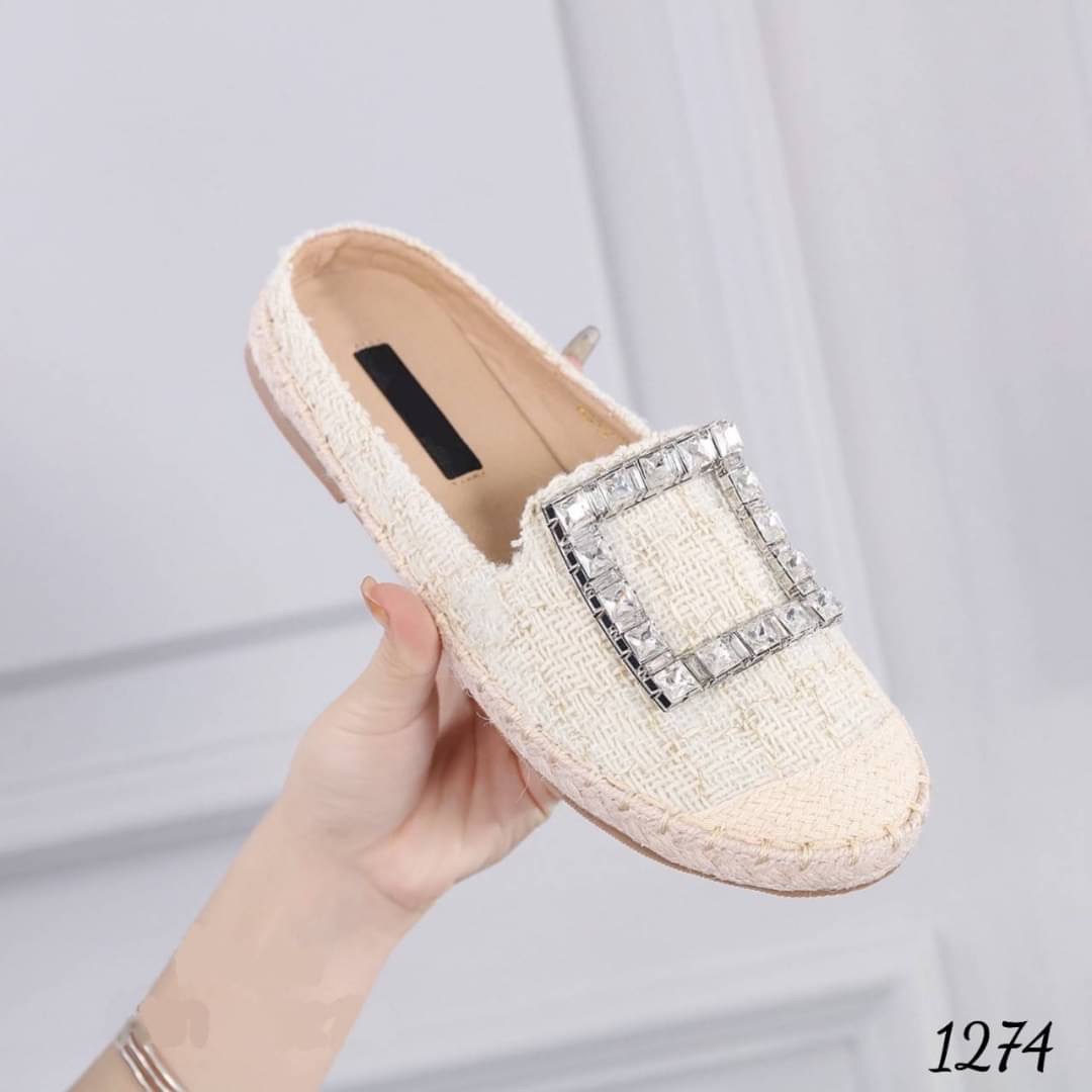 สุดปัง แห่งปี ต้องรุ่นนี้ รองเท้าอะไรใส่ได้ทุกวัน...!!!! 1274 พร้อมส่ง รองเท้าทรงปิดหัว เปิดส้นเท้า แบบสวม ใส่ง่ายมาก ดีไซน์ด้วยผ้าทวีต เกรดA ไม่พอ แต่งเพชรเกรดพรีเมี่ยม ทนทาน แข็งแรง ไม่หลุดง่ายค๊า แบบสวยมาก ใส่กับเสื้อผ้าชุดไหนก้สวยไปหมดด แถมใส่นุ่ม พื้