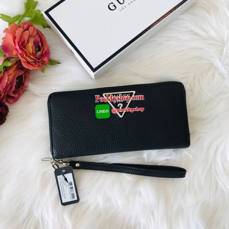 GUESS WOMEN'S LONG WALLET กระเป๋าสตางค์ใบยาวซิปรอบ วัสดุ PU คุณภาพดี นิ่ม น้ำหนักเบา ด้านหน้าประดับด้วยโลโก้แบรนด์สุดหรู ด้านในมีช่องเสียบการ์ด/บัตร/ธนบัตรและช่องซิปสำหรับใส่เหรียญ ด้านหลังมี1ช่องซิปใช้งาน มาพร้อมสายคล้องมือถือเป็นทรงคลัชท์ก็ได้ ราคา