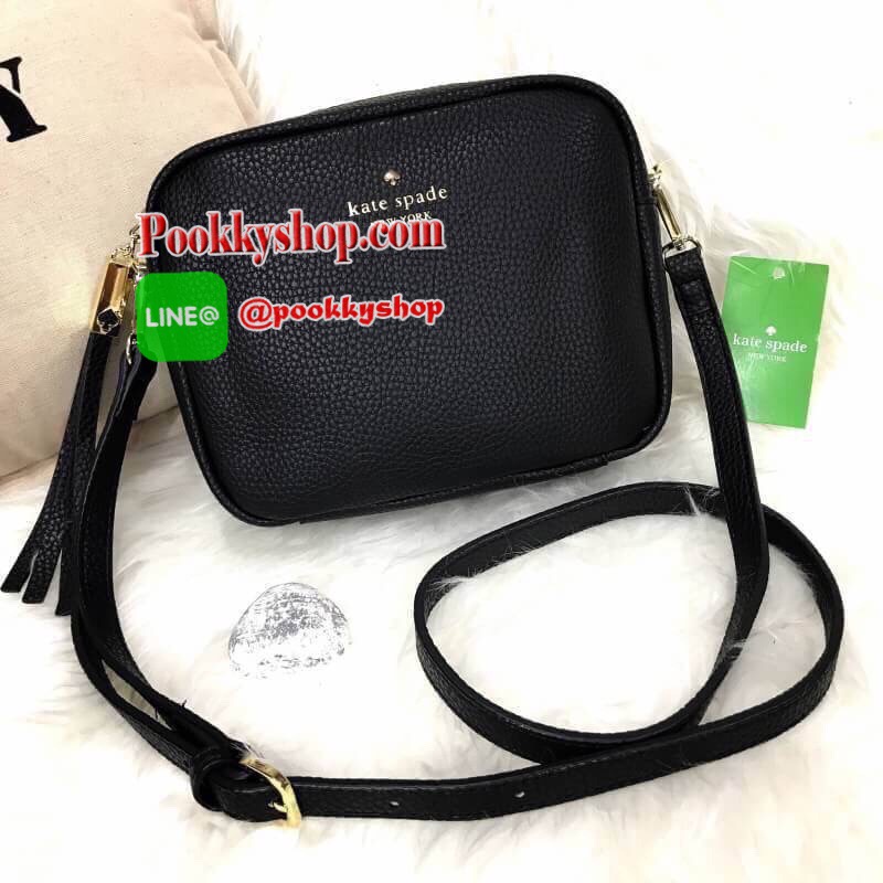 ReStock! รุ่นยอดนิยม Kate Spade NewYork Mini Leather Shoulder Bag กระเป๋าสะพายขนาดมินิหนังสวยหรูอยู่ทรงด้านหน้าประดับโลโก้สีทอง มาพร้อมหัวซิปพู่หนัง และสายสะพายยาวปรับระดับได้ ภายในมีโลโก้ ช่องซิปและช่องเล็ก ซับในสกรีนลายตามแบบฉบับของแบรนด์ ใส่กระเป๋าสตาง