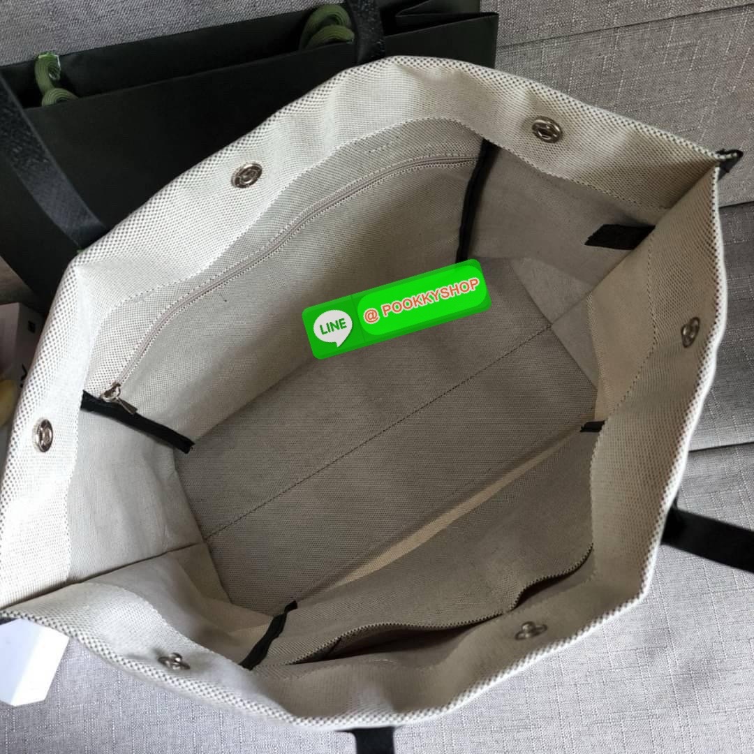 LONGCHAMP ESSENTIAL TOILE SHOULDER BAG L ECRU กระเป๋าสะพายไหล่ ใบใหญ่ สาวสายแบกไม่ควรพลาด ใส่เอกสาร แล็บท๊อป แฟ้มงานหรืออื่นๆใบเดียวจบคะ กระเป๋ามีความยืดหยุ่นและน้ำหนักเบา ปิดด้วยระบบสแน็ปอิน Longchamp ได้ปรับปรุงไลน์ผลิตภัณฑ์ ROSEAU อันเป็นสัญลักษณ์ใหม่ท