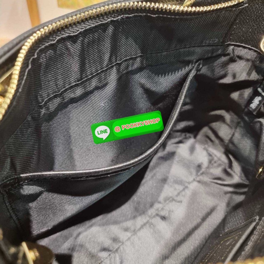 กระเป๋าถือ/สะพายรุ่นยอดนิยม ดีไซน์คงความคลาสสิค แฝงความหรูด้วยอะไหล่สีทอง หูจับในตัวสะดวกใช้งาน ปากกระเป๋ามีซิปปิดกันหล่นแน่นหนา ใต้กระเป๋ายังมีหมุดรองถนอมกระเป๋าอีกด้วย มีสายสะพายข้างให้ ถอดออกได้ ปรับได้ตามต้องการ ภายในโล่งกว้าง มีทั้งช่องซิปและช่องย่อย