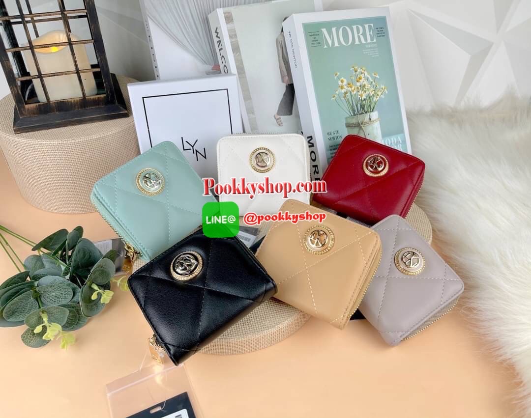 Lyn Decade Wallet กระเป๋าเงินใบสั้น รุ่นนี้สวยน่ารักมากๆ จับถนัดมือ มีฟังก์ชันให้ใช้ครบจบในใบเดียว! วัสดุหนังนุ่มมือ เดินด้ายทั้งใบเพิ่มดีเทล มีโลโก้สวยเด่นที่ด้านหน้า เปิดปิดแบบกระดุมแม่เหล็ก มีช่องใส่ธนบัตรได้ตามยาว ใส่แบงค์ไม่ต้องพับค่า ช่องการ์ด 6 ช่อ