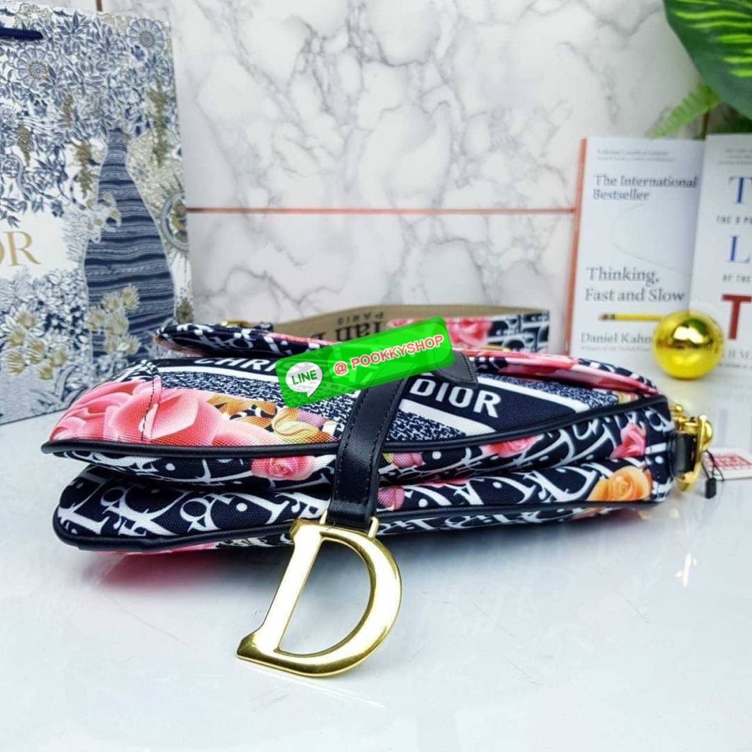 CHRISTIAN DIOR BAG VIP GIFT WITH PURCHASE (GWP) จาก CHRISTIAN DIOR DUTY FREE COUNTER (D4352) กระเป๋าสะพายดีไซน์เก๋ ลุคหรูหรา หรือลุคในวันสบายๆก็เอาอยู่ แมทได้ทุกลุคจริงๆ ดาราเซเล็ปทางฝั่งฮอลลิวู้ดเลิฟกันมากนะไอเทมนี้ จะถือเก๋ๆก็รอด หรือสะพายครอสบอดี้ก็เริ