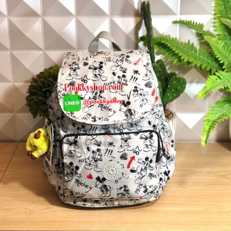 Kipling City Pack seoul go Medium Backpack Kipling Mickey Mouse collection มาพร้อมดีไซน์ทันสมัย สนุกสนาน ใช้งานได้อย่างคล่องตัว ด้วยสีและลายสุดคลาสสิก โดดเด่นด้วยพื้นที่ภายในและช่องต่างๆ ที่ให้คุณจัดเก็บของสำคัญได้ครบถ้วน