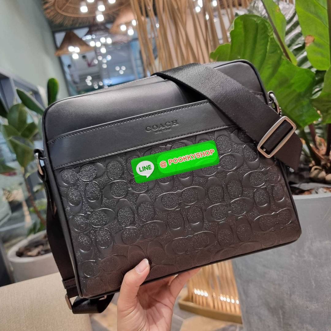 COACH F28455 CHARLES CAMERA BAG IN SIGNATURE LEATHER รุ่นสุดฮิตที่หนุ่มๆเค้ารู้กัน กับกระเป๋าสะพายข้างทรงแมสเซนเจอร์ ที่อัพเลเวลความหรูด้ายลายปั๊มซิกเนเจอร์นูน บนวัสดุหนัง crossgrain ตัดสลับด้วยหนังแท้ สัมผัสดีทั้งใบ มีช่องซิปให้ด้านหน้า และช่องย่อยด้านหล