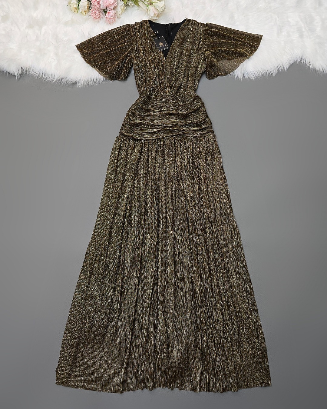 เดรสแฟชั่น แม็กซี่เดรสเสื้อคอวีป้าย แขนระบาย กระโปรงจับเดรปเข้ารูปตรงสะโพก ต่อชายกระโปรงบาน