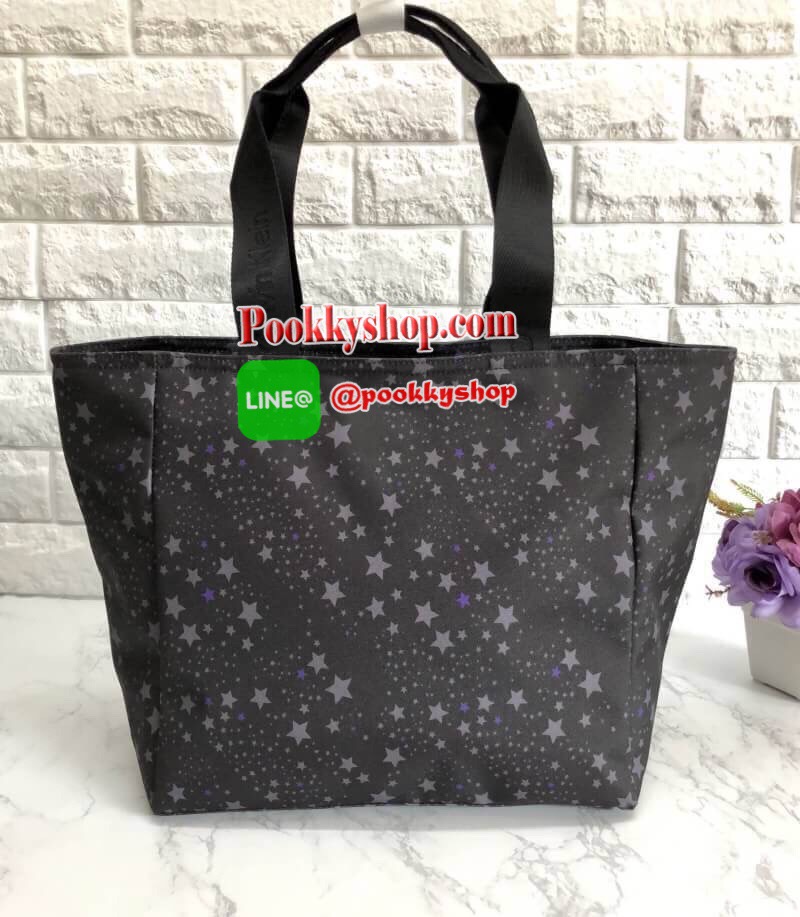 New !!! Calvin Klein Mediem Tote Bag พร้อมส่ง สินค้ารุ่นหายากค่ะ!!! กระเป๋าถือทรง tote วัสดุผ้าอย่างดี ด้านหน้าสกรีนโลโก้แบรนด์อย่างดีนะค่ะ!!! มีช่องซิปยาว ช่องกว้างใส่ของจุค่ะ. เปิดปิดกระะป๋าแบบซิป หัวซิปปั้มแบรนด์ค่ะ ภายในกระเป๋าโล่งกว้างมากค่ะ มีช่องซิ