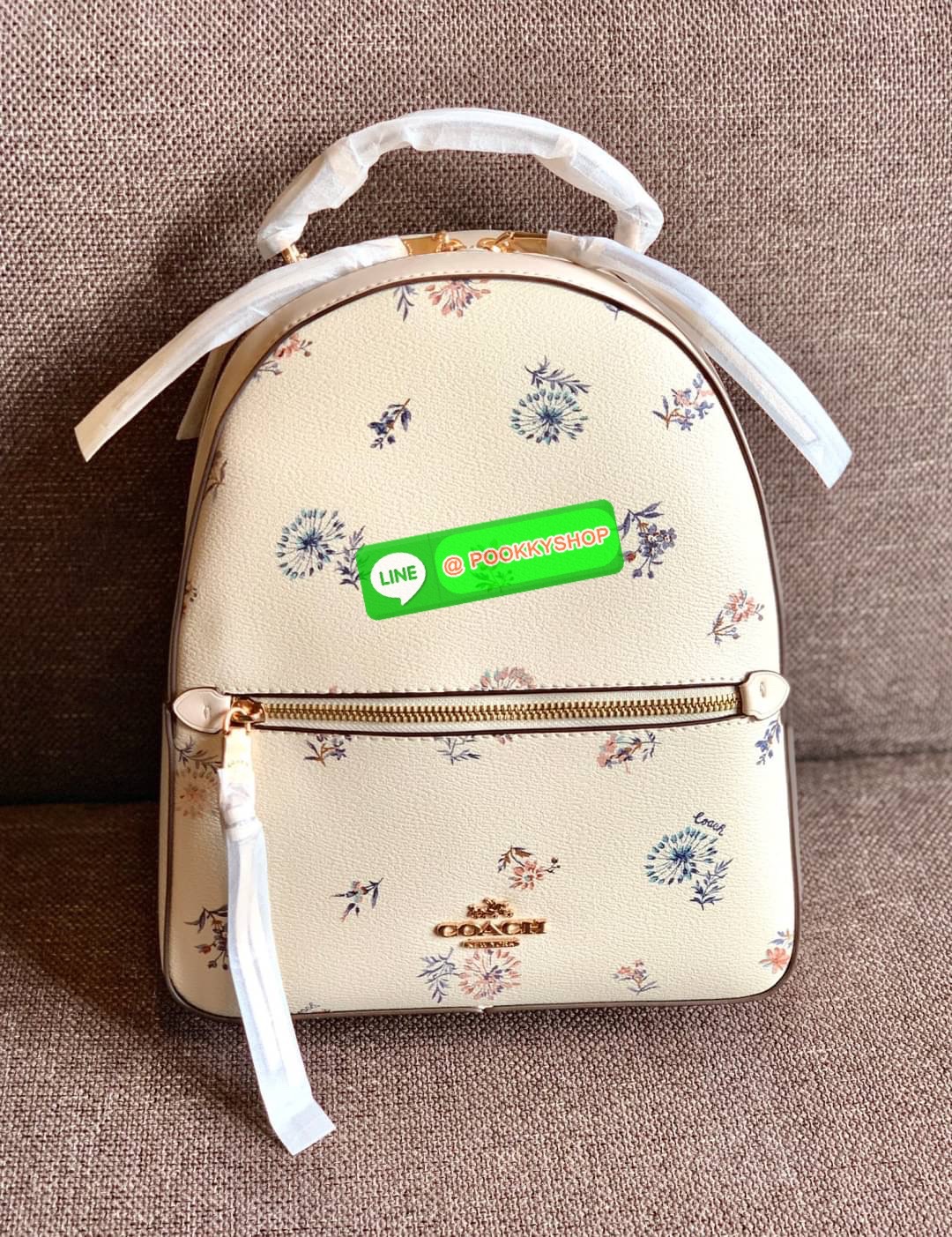 NEW IN! COACH JORDYN BACKPACK ((C1804//3011)) ไม่มียังไงไหว ต้องบอกว่าน้องสวยมากๆค่า! กระเป๋าสะพายหลังแบบมีหูหิ้ว หนังแแท้สวยค่ะ ❤️ทั้งใบปริ้นลายดอกไม้ สวยเด่ด สะดุดตาเลยทีเดียวค่ะ ด้านหน้ามีช่องซิปใส่มือถือหรือของจุกจิกลงไปได้ค่ะ เปิด-ปิดกระเป๋าแบ