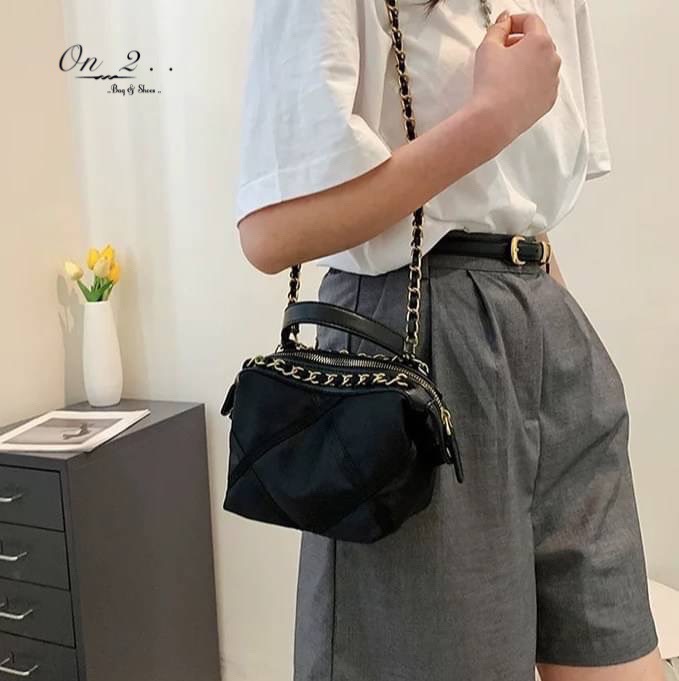 NEW Arrival CHANEL Nylon Crossbody bag กระเป๋าผ้าไนลอนเดินด้ายตารางสีดำ อะไหล่สีทองเข้ม สายโซ่ร้อยหนัง อะไหล่สีทอง สวยเลิศ♥️