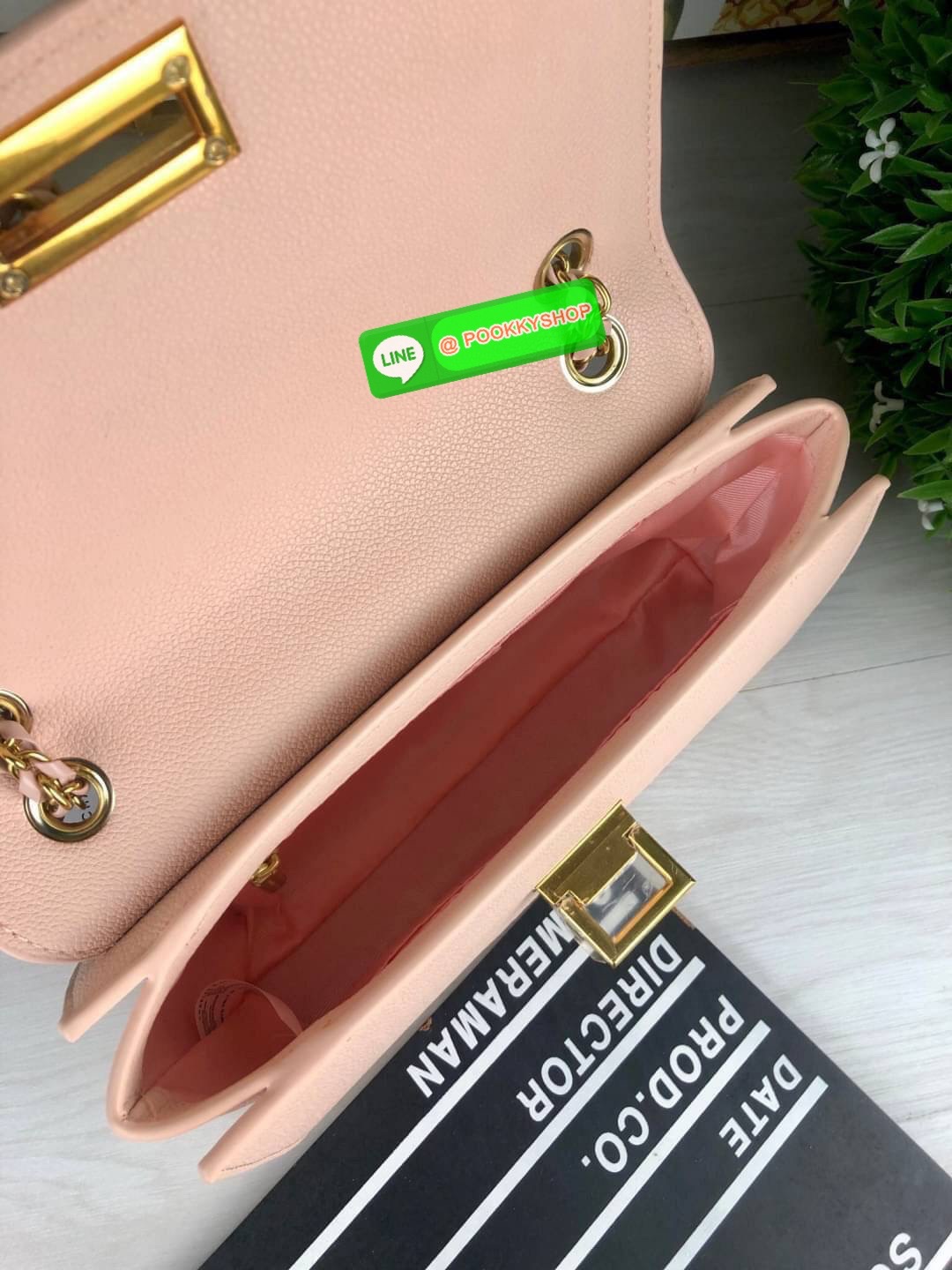 Restock พร้อมส่งครบสีค่า เพิ่มความหรูหราให้คุณกับใบนี้เลยค่ะ Charles & Keith Chain Strap Shoulder Bag กระเป๋าสะพายสายโซ่วางอยู่ทรง วัสดุหนังลายเกรน ตัดกับอะไหล่สีทองหรูหราลงตัว เปิดปิดแบบตัวดันล็อก ด้านในมีช่องซิปเล็ก1 ช่อง จุของได้ดี ใส่กระเป๋าเงินใบยาวไ