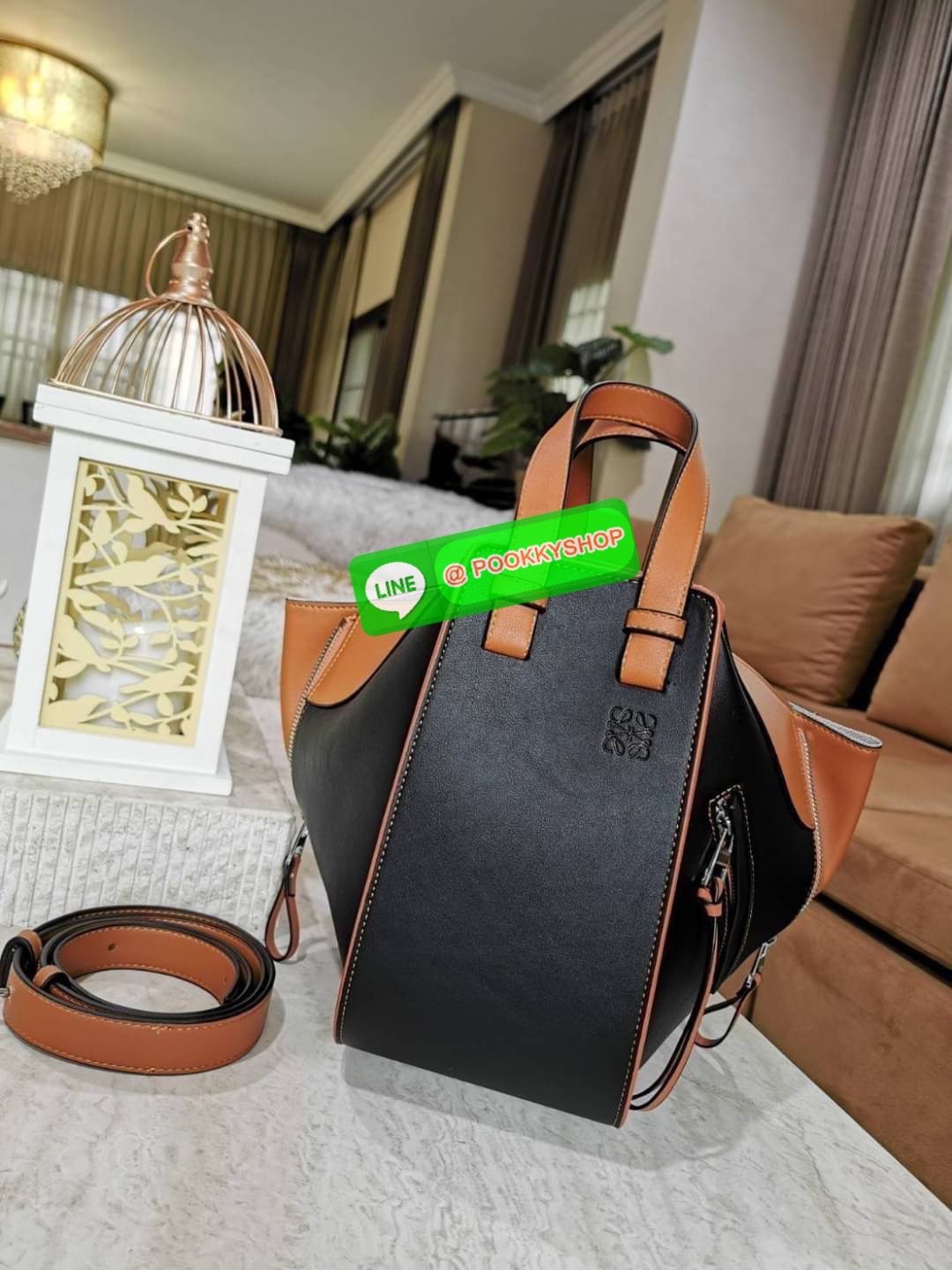 ✴️ห้ามพลาด!✴️LOEWE HANDLE & SHOULDER BAG VIP GIFT WITH PURCHASE (GWP) กระเป๋าถือหรือสะพายหนังแท้พรีเมี่ยมกิ๊ฟ Limited จาก LOEWE PERFUME DUTYFREE รุ่น Rare items สุดๆวัสดุหนังแท้ Calfskin หนังสวยดีไซน์มีเอกลักษณ์ ใบใหญ่กำลังดี น้ำหนักเบา ด้าน