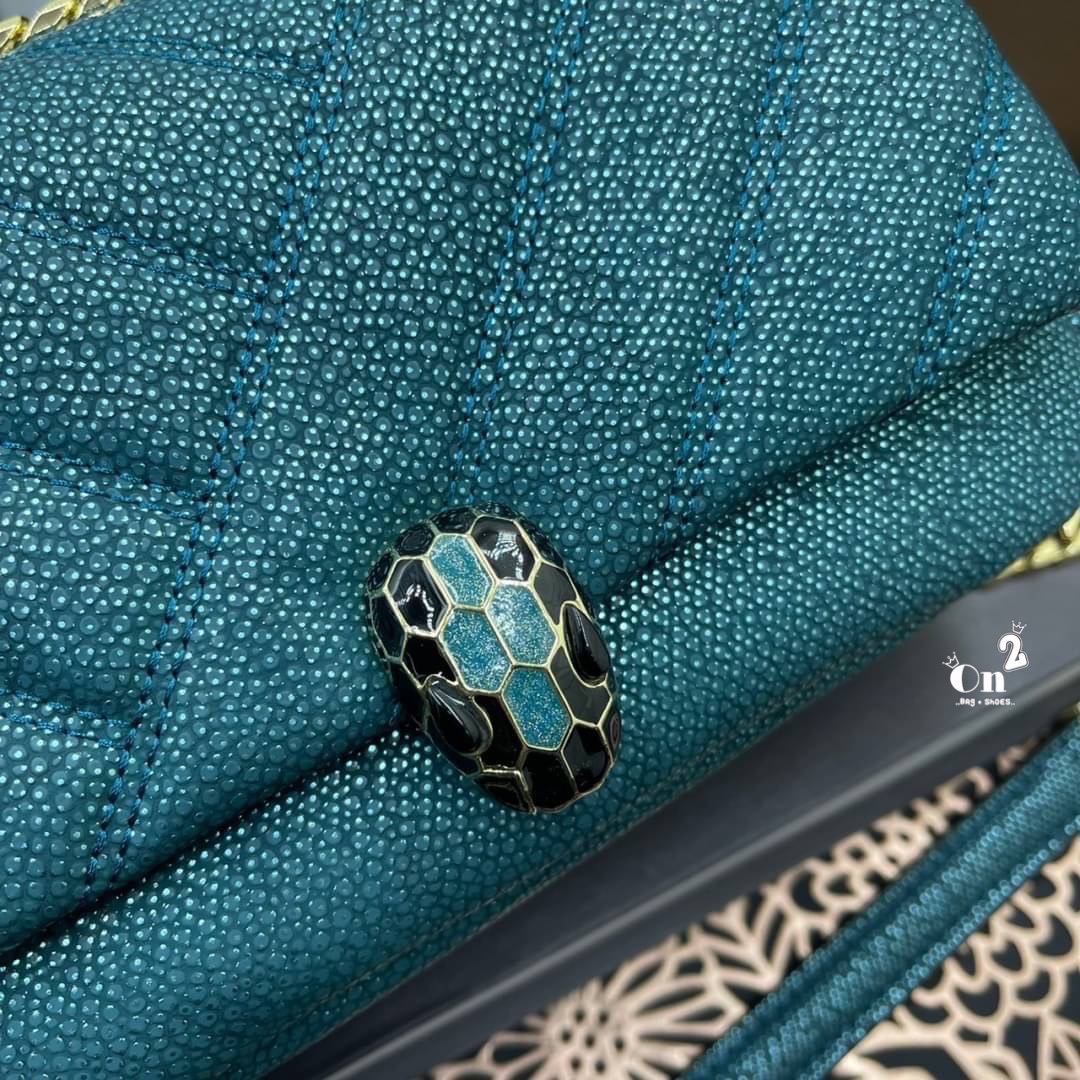 BVLGARI SERPENTI CABOCHON CROSS BODY BAG กระเป๋าสะพายข้าง bvlgari ทรงนี้เป็นทรงคลาสสิคของแบรนด์เลยค่า คือใบนี้แกะแบบมาเป๊ะมากๆ สายสะพายสามารถดึงสั้นยาวได้สวยถูกใจแม่มากห้ามพลาดเลยจ้า