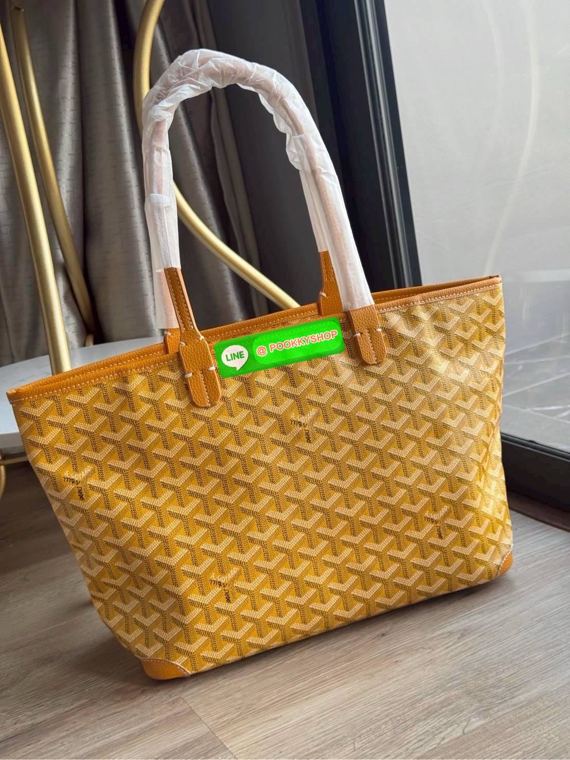 Goyard Artois PM Bag กระเป๋า Artois PM เป็นกระเป๋าที่มีซิปด้านบนเพิ่มคงามปลอดภัย ภายในพื้นที่กว้างเพื่อจัดระเบียบข้าวของของคุณ มันโดดเด่นด้วยฐานด้านล่างทั้งสองมุมเย็บต่อด้วยหนังใช้งานในแบบทางการหรือกึ่งทางการก็ได้
