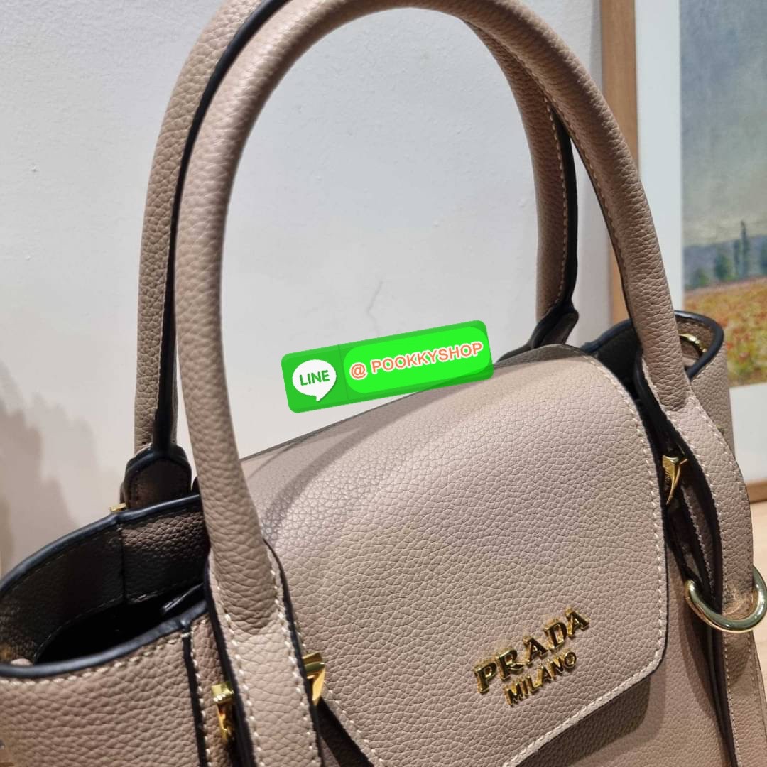 Hot item Prada leather bag กระเป๋าถือ/สะพายล่าสุด จากเคาน์เตอร์ dutyfree ที่ดีไซน์เรียบหรู หนังวัวฟอกสี สวยคมชัด เต็มไปด้วยดีเทลน่าใช้ สายคล้องไหล่ที่สามารถถอดออกได้ เพื่อใช้สายยาวสะพายข้างเส้นเดียว หรือจะใส่ไว้ทั้งคู่ก็อัพเกรดลุคดูแพงได้ ปากกระเป๋ามีฝากร