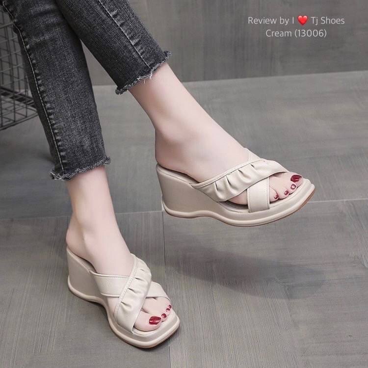 !! พร้อมส่งรองเท้าส้นเตารีดนำเข้าสวยเก๋ขายดีมากๆ !!! - หนังรุ่นนี้นิ่มมากใส่ดีมาก น้ำหนักเบา - มีรูระบายอากาศ ใส่แล้วเท้าไม่อับ - ทรงสวย สวมใส่ง่าย ใส่ได้ตลอดไม่ตกเทรนด์ - จับแมทกับชุดง่าย ใส่แล้วดูเกร๋ดูน่ารักมากๆ