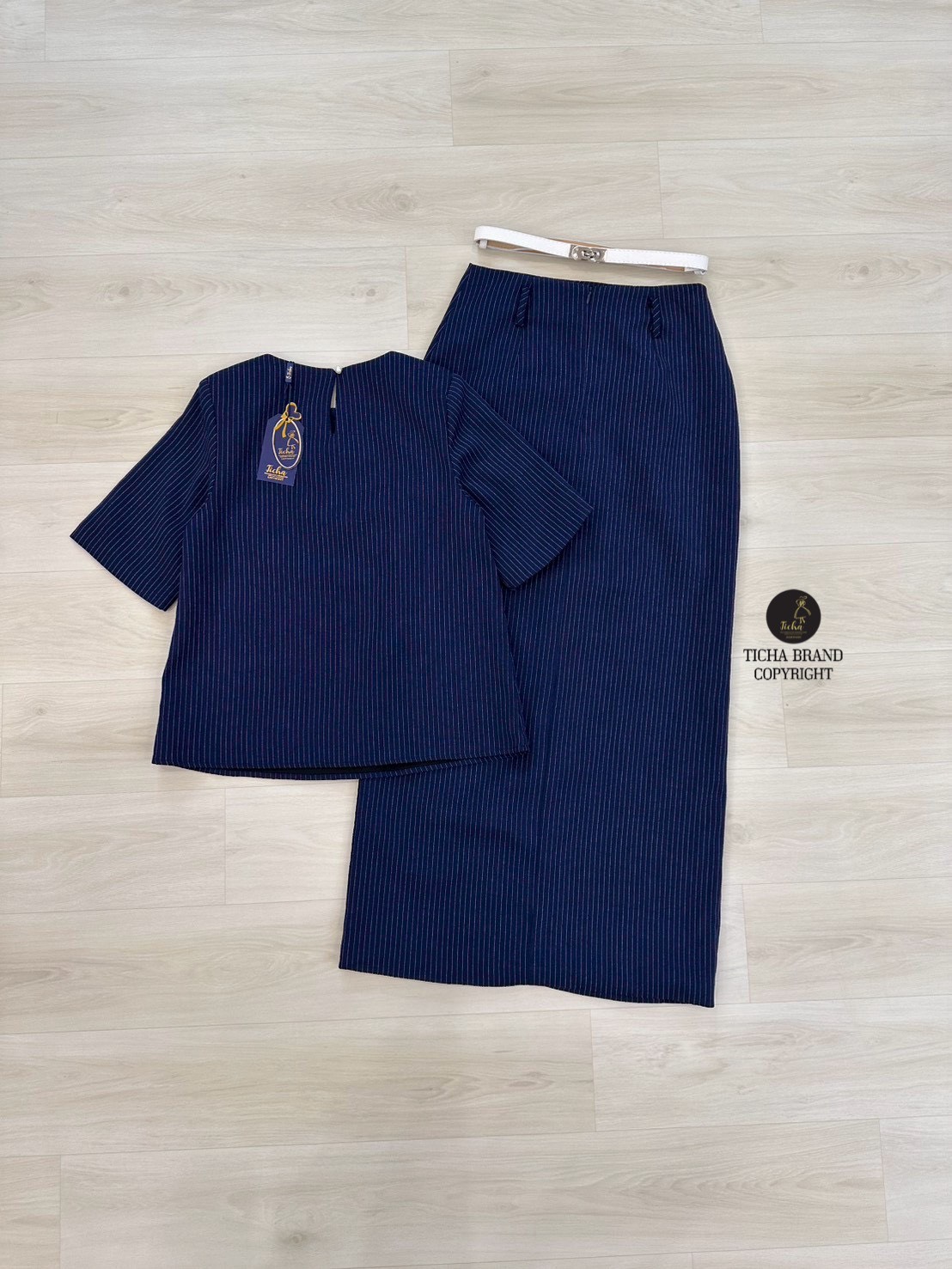 ชุดเซทแฟชั่น Set 3 ชิ้นเสื้อ+กระโปรง+เข็มขัด เสื้อแขนสั้นสีกรมลายตรงคอกลม ทรงโอเวอร์ไซส์