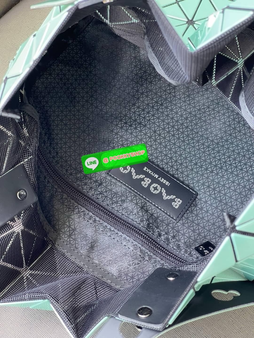 Baobao Issey Miyake Prism Frost ToTe Bag ซีรีส์ที่มีความแวววาวนุ่มนวลและมีลวดลายคล้ายเกรนของผ้าเพื่อสร้างลุคที่มีเท็กซ์เจอร์ กระเป๋าโท้ตที่มีให้เลือกอย่างหลากสี มีกระเป๋าซิปด้านในที่สามารถเก็บของมีค่าได้อย่างปลอดภัย เช่น บัตรโดยสารประจำและกุญแจ กระเป๋าโท้