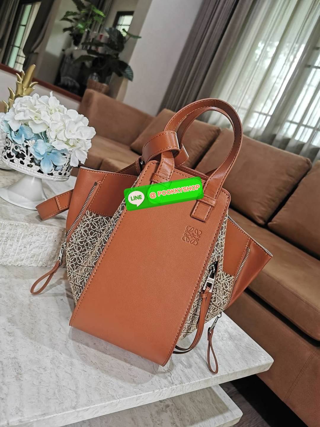 ✴️ห้ามพลาด!✴️NEW ARRIVAL! LOEWE ANAGRAM SHOULDER BAG GIFT WITH PURCHASE (GWP) กระเป๋าถือหรือสะพายพรีเมี่ยมกิ๊ฟ Limited จาก LOEWE PERFUME DUTYFREE COUNTER รุ่นหายากสุดเลอค่าวัสดุ Anagram Canvas ตัดหนังแท้ Calfskin สุดคลาสสิค ขนาดกำลังดี น้ำหน