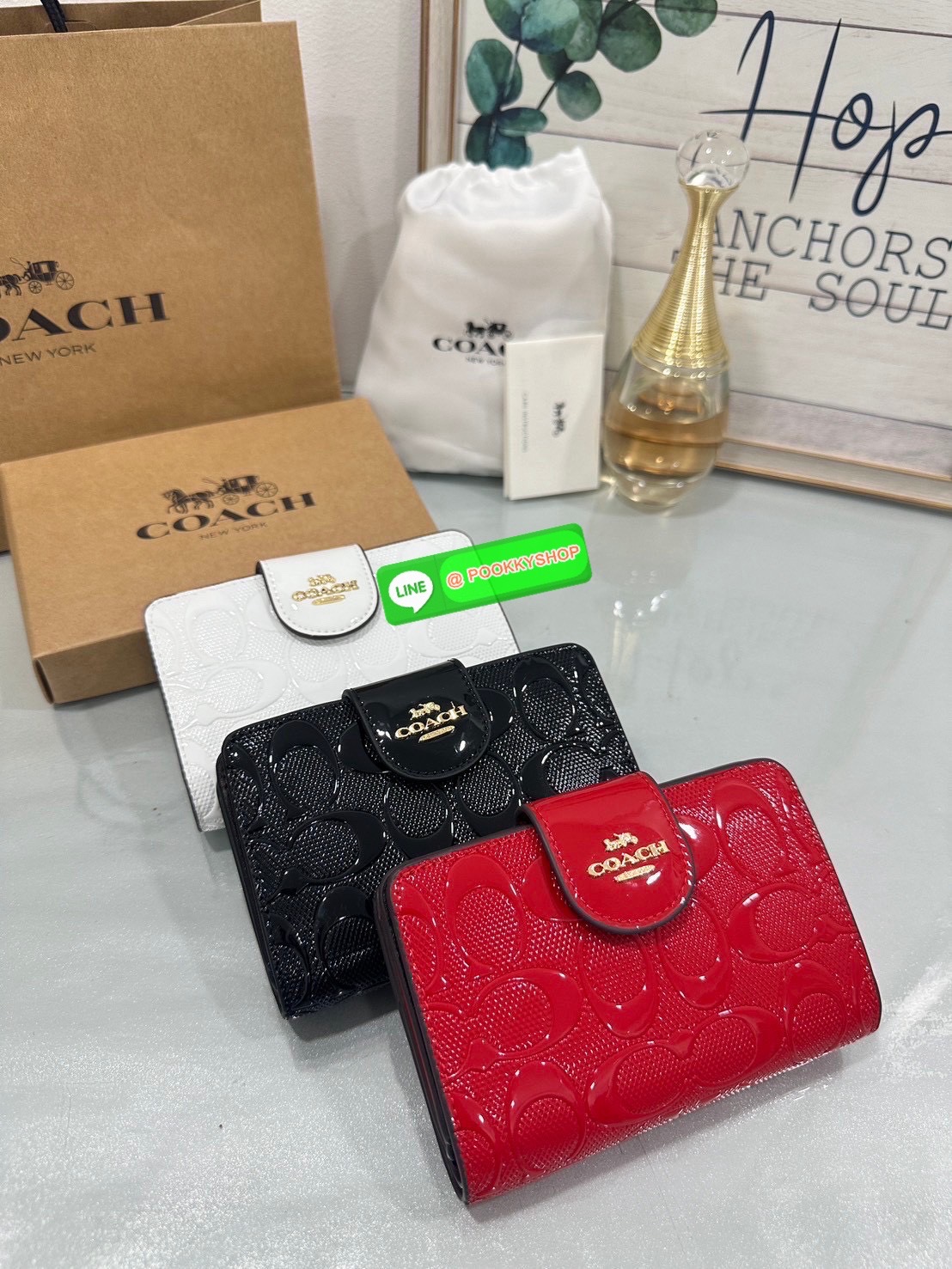 ❤️COACH MEDIUM CORNER ZIP WALLET IN SIGNATURE CANVAS💜 คอลเลคชั่นใหม่งานหรู งานดูแพง จัดให้เลย!! กระเป๋าสตางค์ใบกลาง ดีไซน์ใหม่ สุดหรู แค่เห็นก็ต้องเลิฟ ถือใช้ขับผิวทุกสี วัสดุหนังแท้ปั๊มลายนูนสวยคม ภายในมีช่องใส่บัตร ใส่ธนบัตรได้ครบ และมีช่