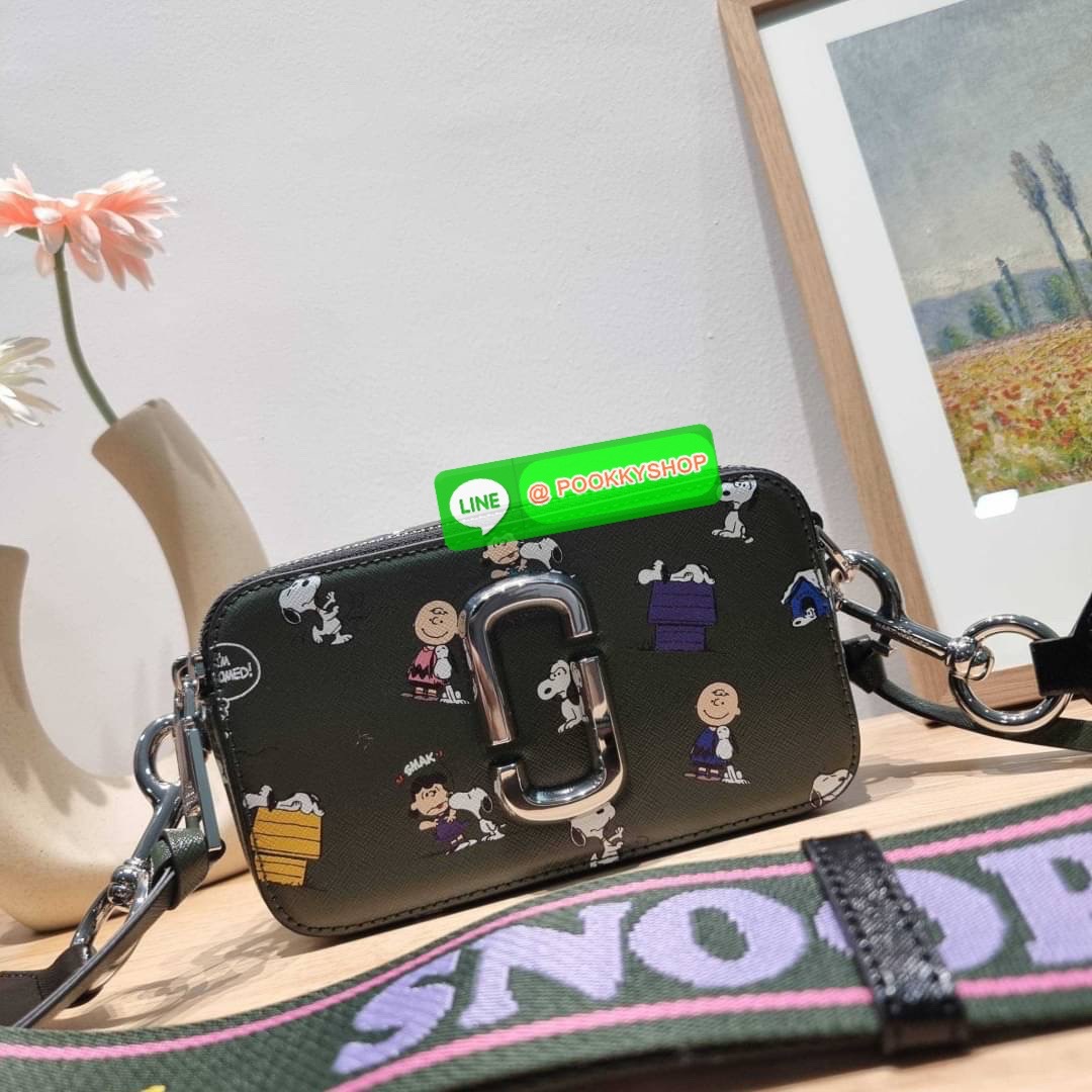 PEANUTS × MARC JACOBS THE SNAPSHOT CROSSBODY BAG คอลเลคชั่นแสนคิวท์ ที่ยกขบวนเหล่าซุปตาร์การ์ตูนมาให้แบบจัดเต็ม กับไอเท็มยอดฮิตที่โดดเด่นเป็นเอกลักษณ์ กระเป๋าสะพายข้างสุดปัง ดีไซน์ลายพรินท์แก๊งค์การ์ตูนสุดฮอต เรียกได้ว่าไม่ซ้ำใคร!! วัสดุหนังวัว สวยอยู่ทรง